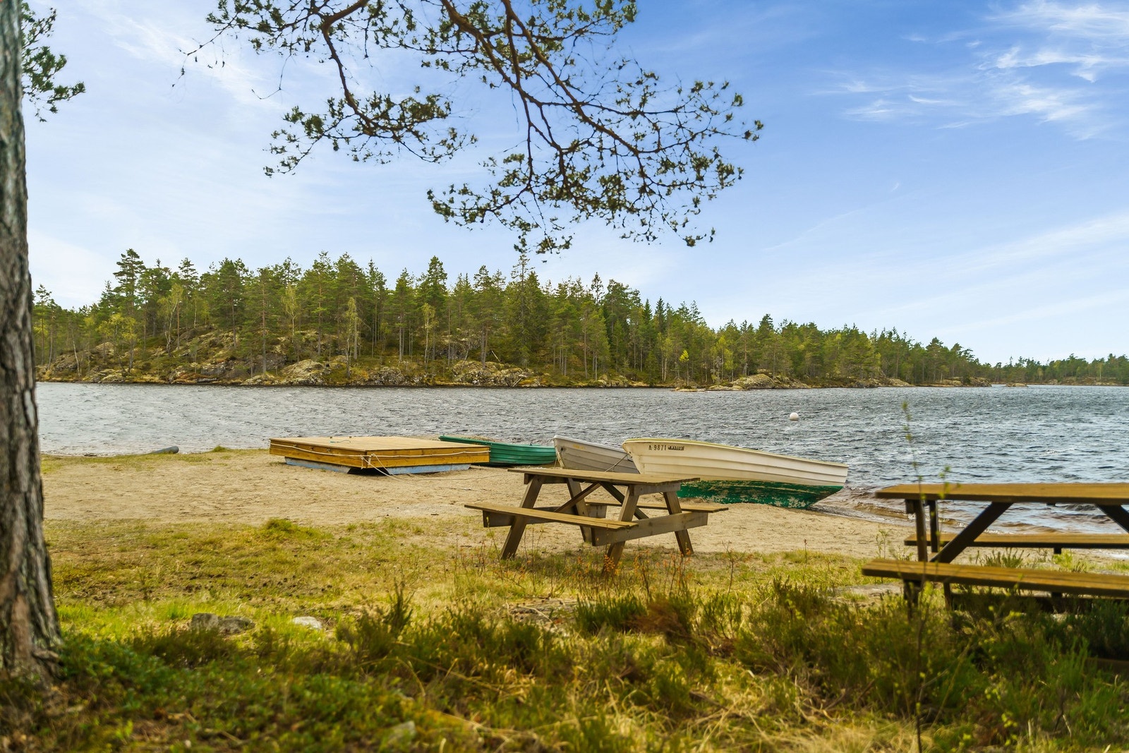 Vakre Holevannet med en barnevennlig sandstrand, badebrygge og gode fiskemuligheter. Galleribilde