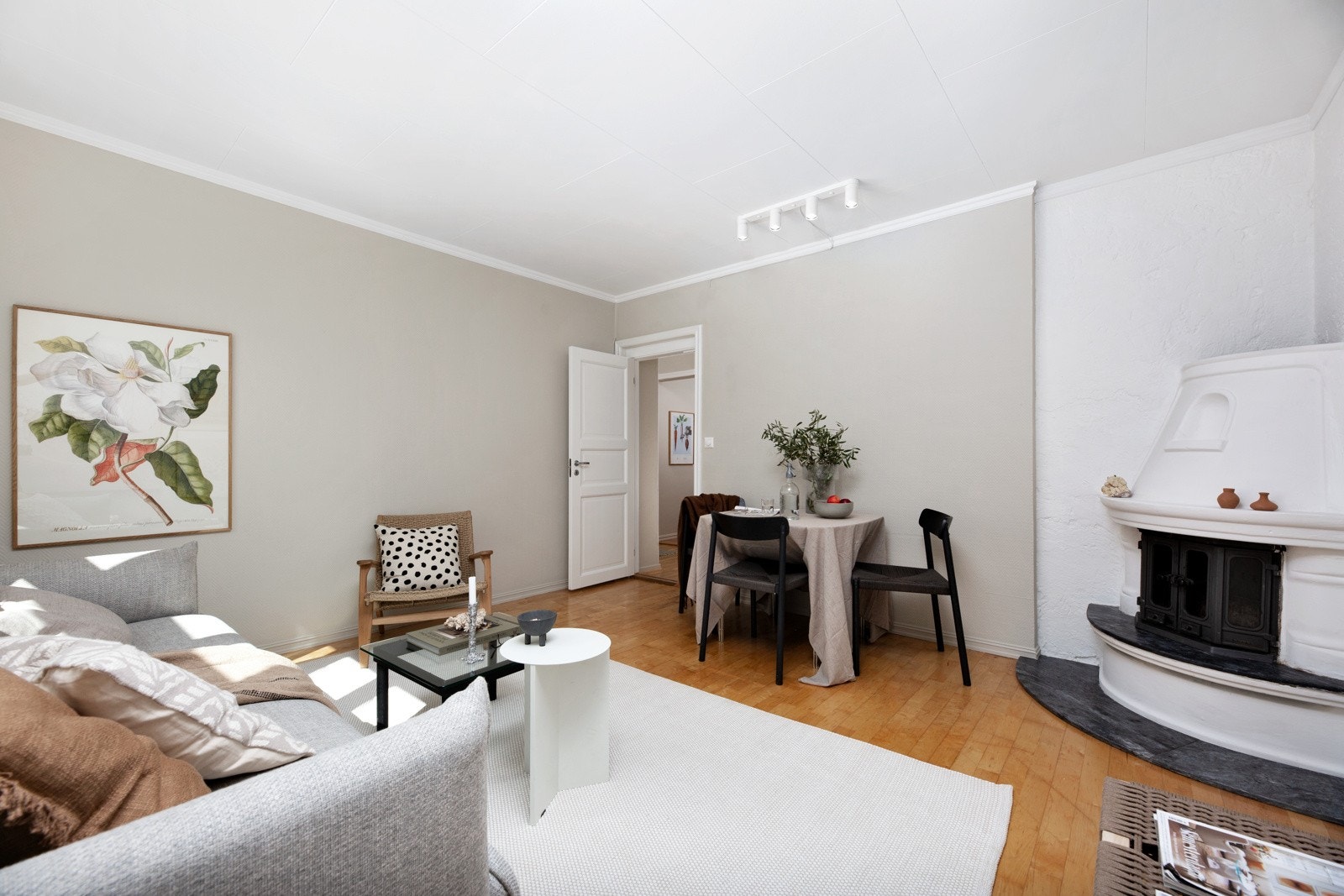 Stuen kan enkelt innredes med ulike soner for både egentid og sosialt samvær. Galleribilde