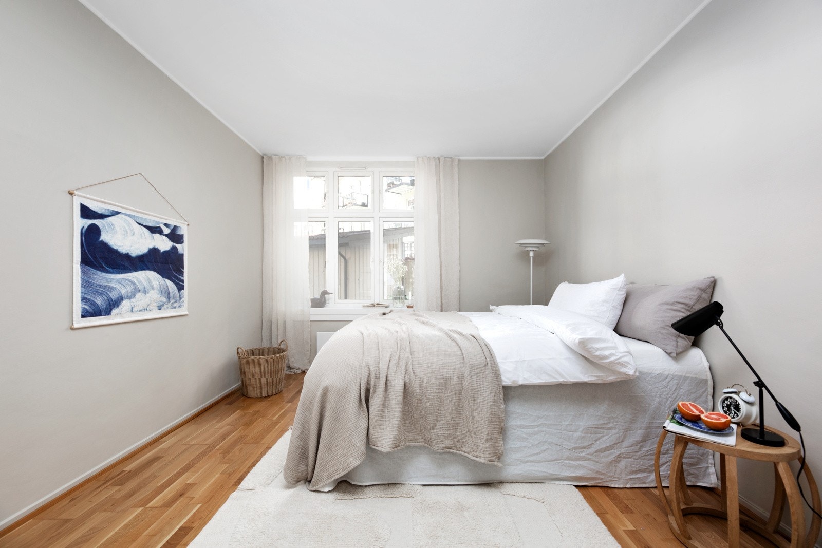 Soverommet har vindu mot det rolige gårdsrommet. Galleribilde