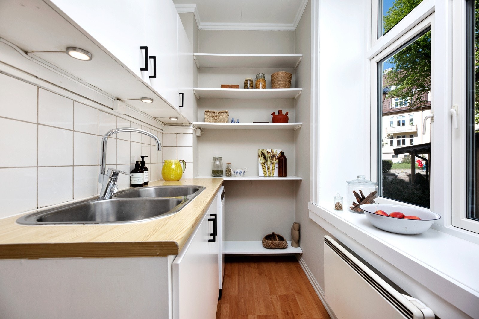 Kjøkkenet har innredning fra Ikea. Kjøkkenkranen er skiftet i 2025. Galleribilde