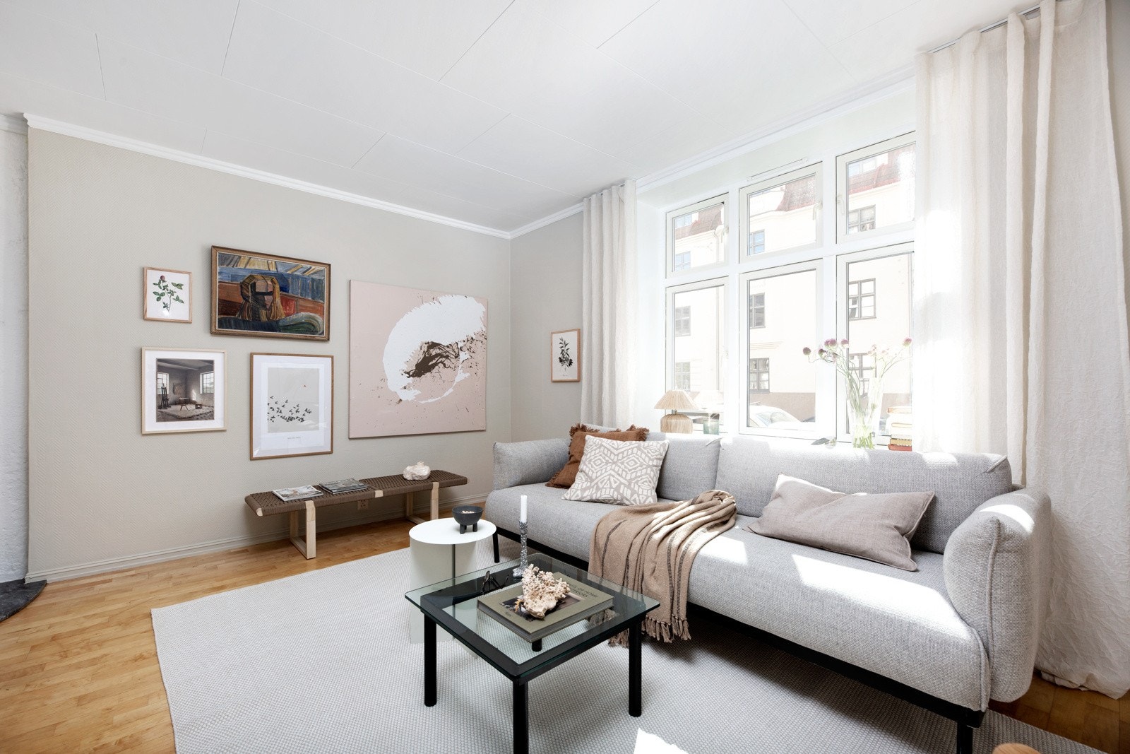 Høyde vinduer slipper inn rikelig med naturlig dagslys. Galleribilde