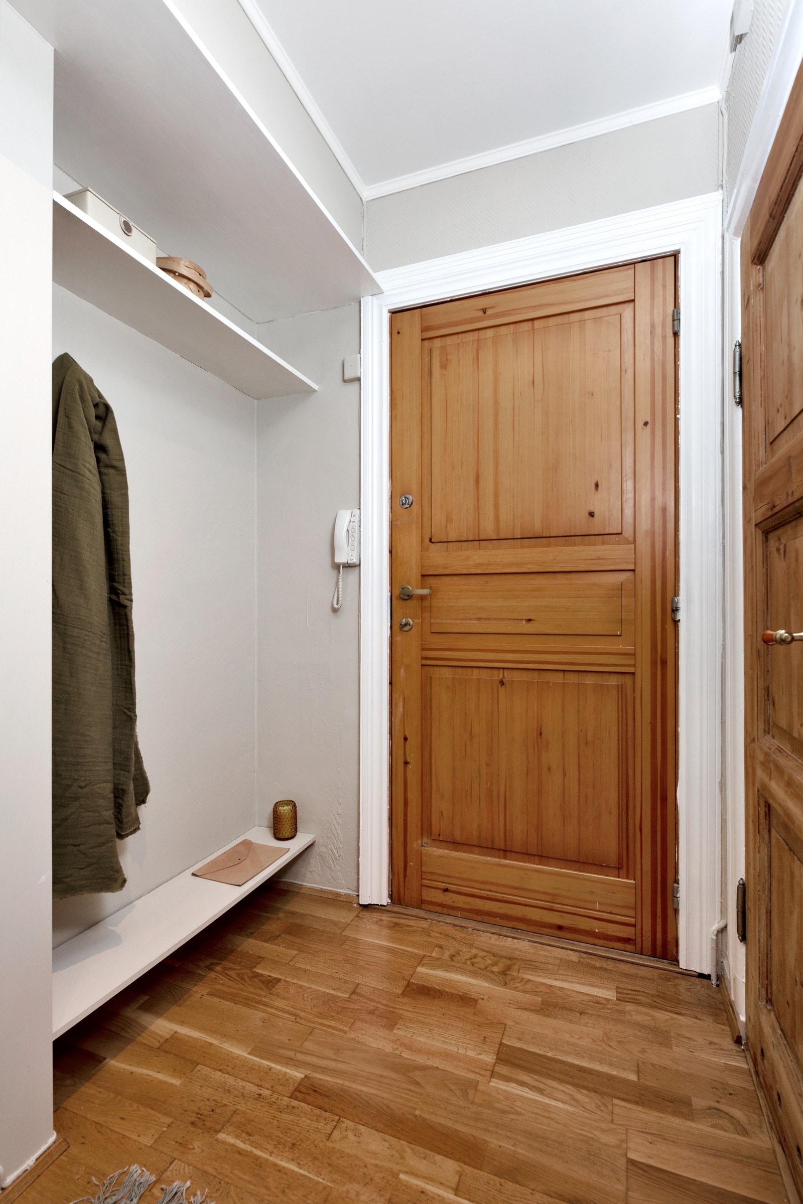 Det er plass til sko og klær i en nisje i entréen. Galleribilde