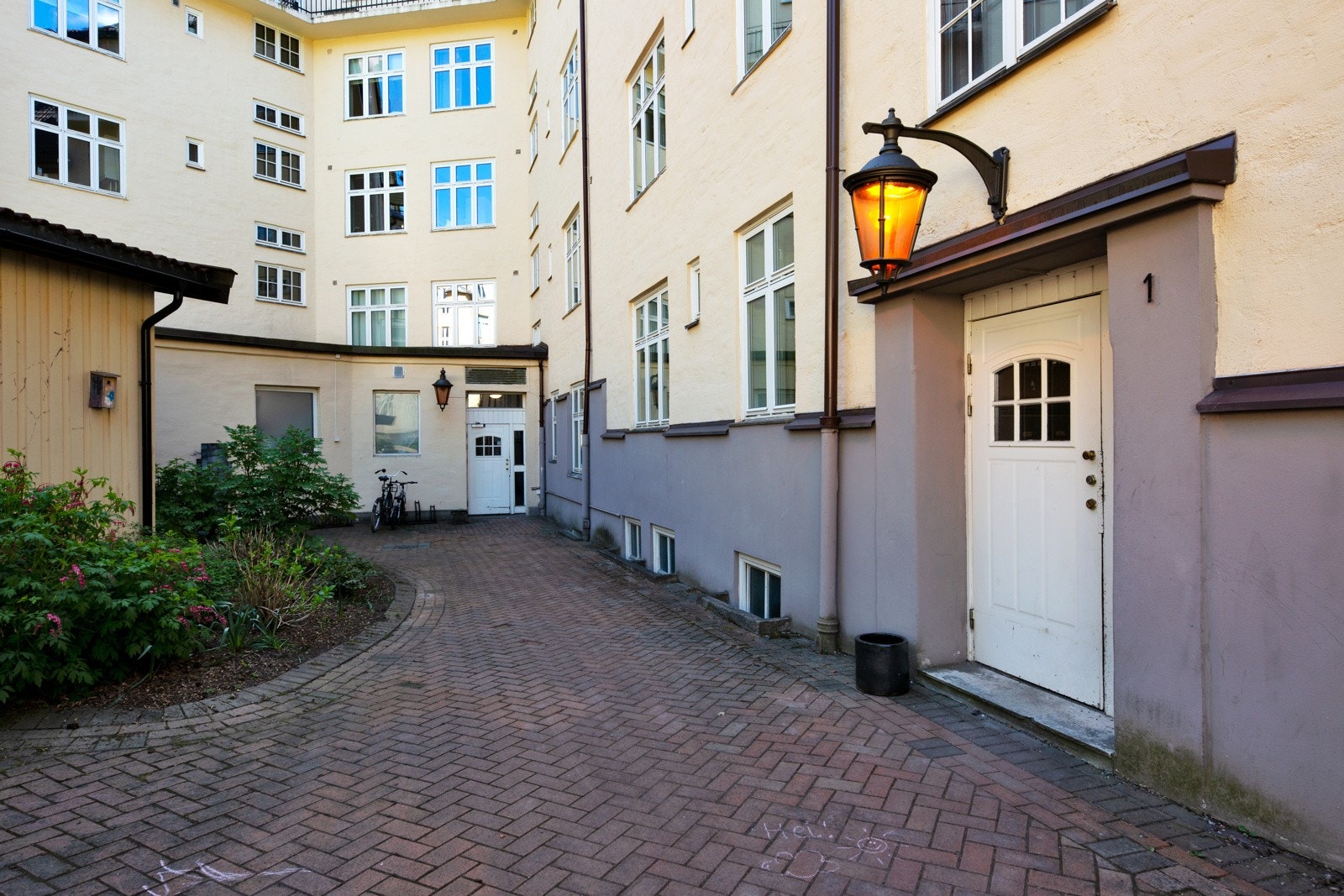 Leiligheten har adkomst via gårdsrommet. Galleribilde