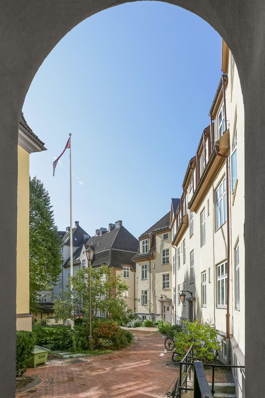 Bygningen har flere lekre detaljer med bla. portal. Galleribilde