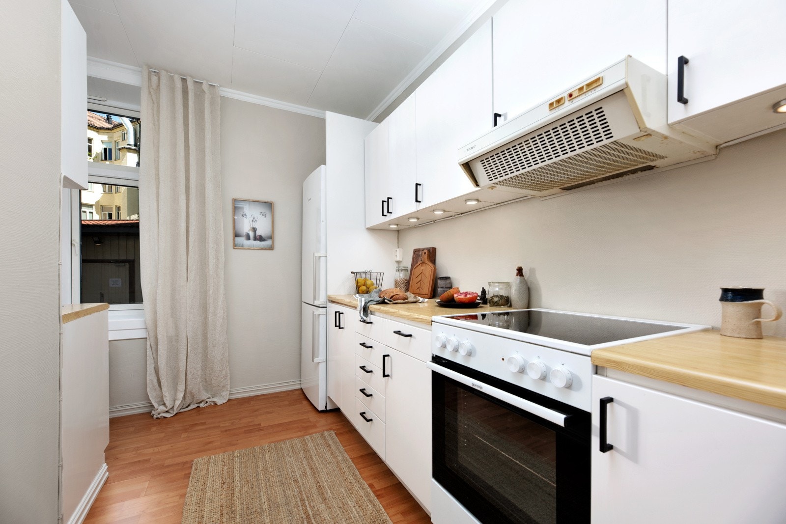 Kjøkkenet har store benkeflater og rikelig med oppbevaringsmuligheter. Galleribilde