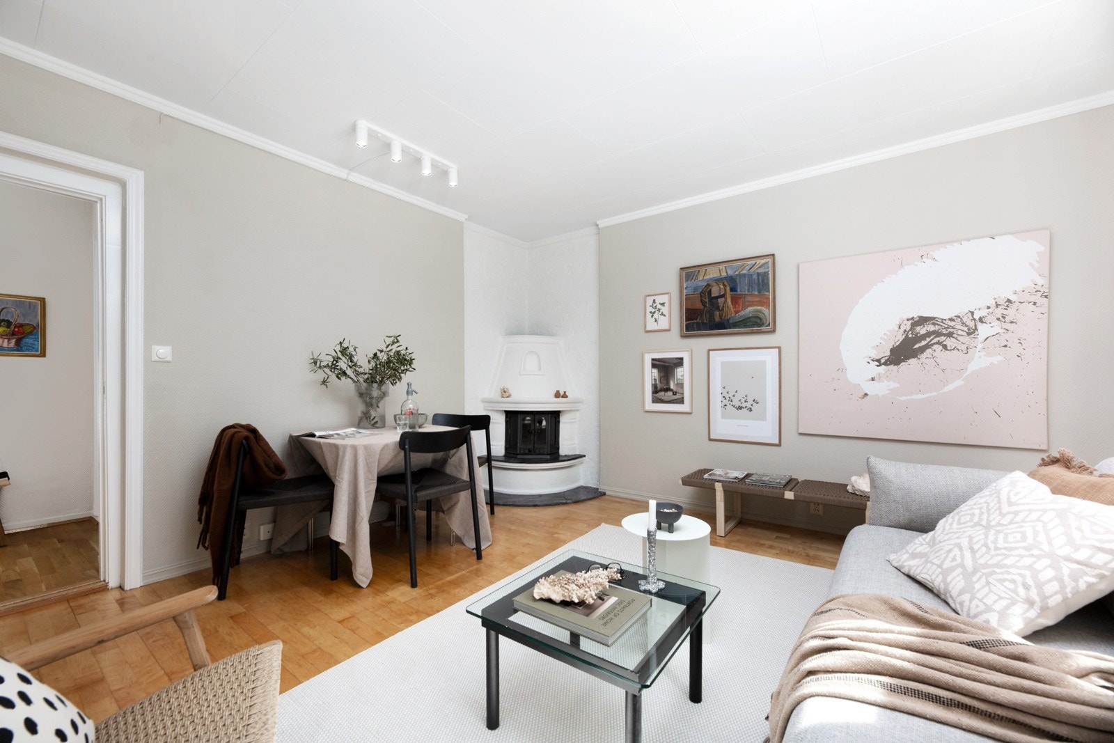 Det er pene parkettgulv og lyse farger på veggene. Galleribilde