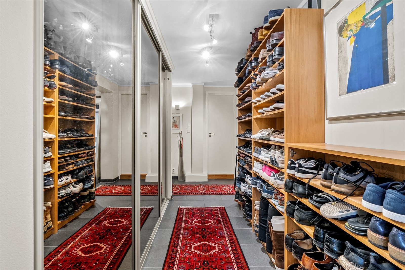 Praktisk med stor skyvedørgarderobe Galleribilde