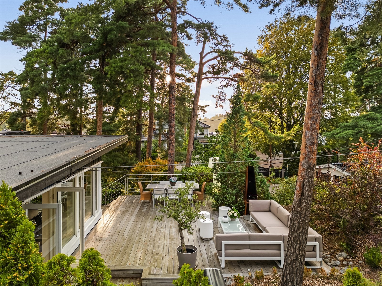 Terrassen ligger i tilknytning til boligens flotte kjøkken - Perfekt for grillkvelder og sosiale sammenkomster med venner og familie Galleribilde