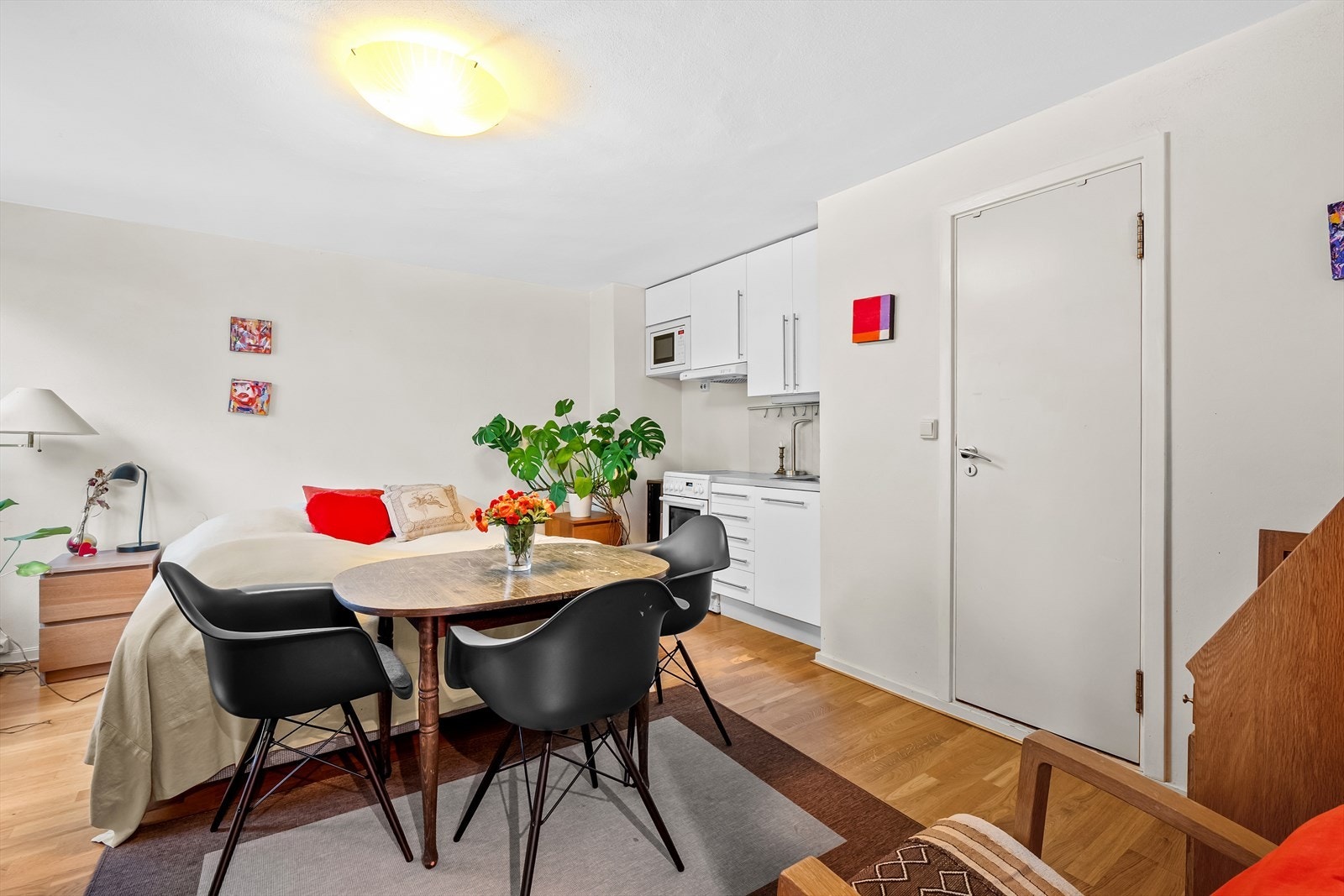 Hybeldel i underetasjen med soverom/stue/kjøkken og bad Galleribilde