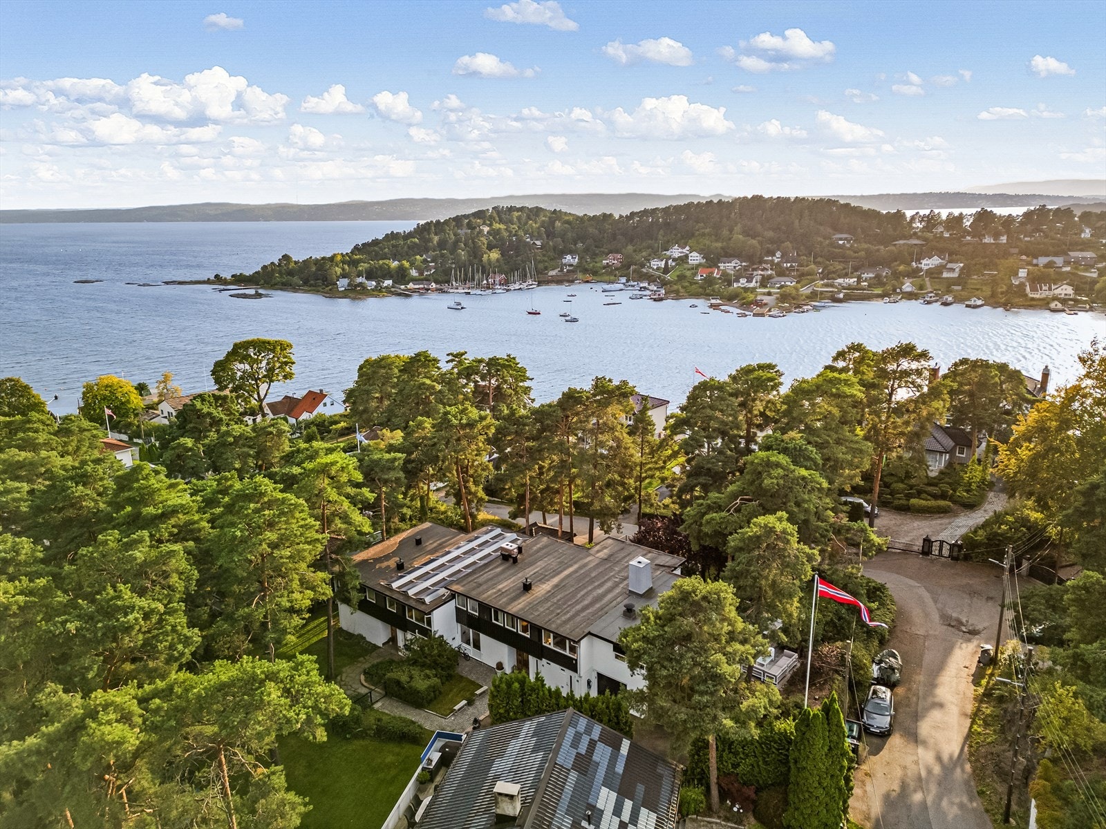 Boligen ligger svært idyllisk til i et naturskjønt og attraktivt villaområde med lite biltrafikk og nærhet til sjøen Galleribilde