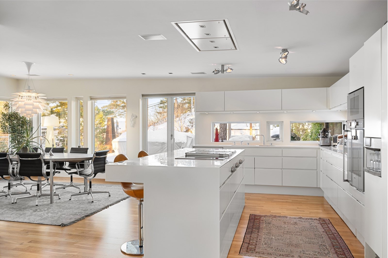 Praktisk kjøkkenøy som sikrer gode arbeidssoner Galleribilde