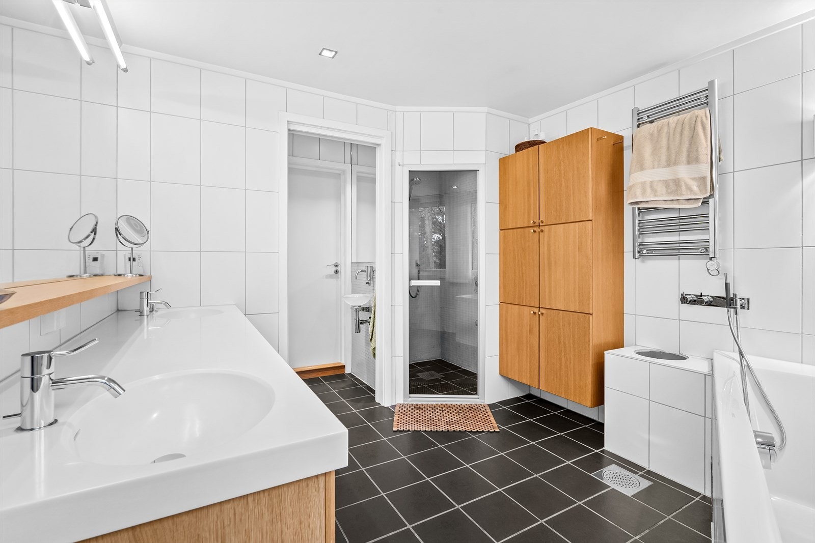 Innebygget steamdusj som lar deg oppleve spafølelsen hjemme Galleribilde