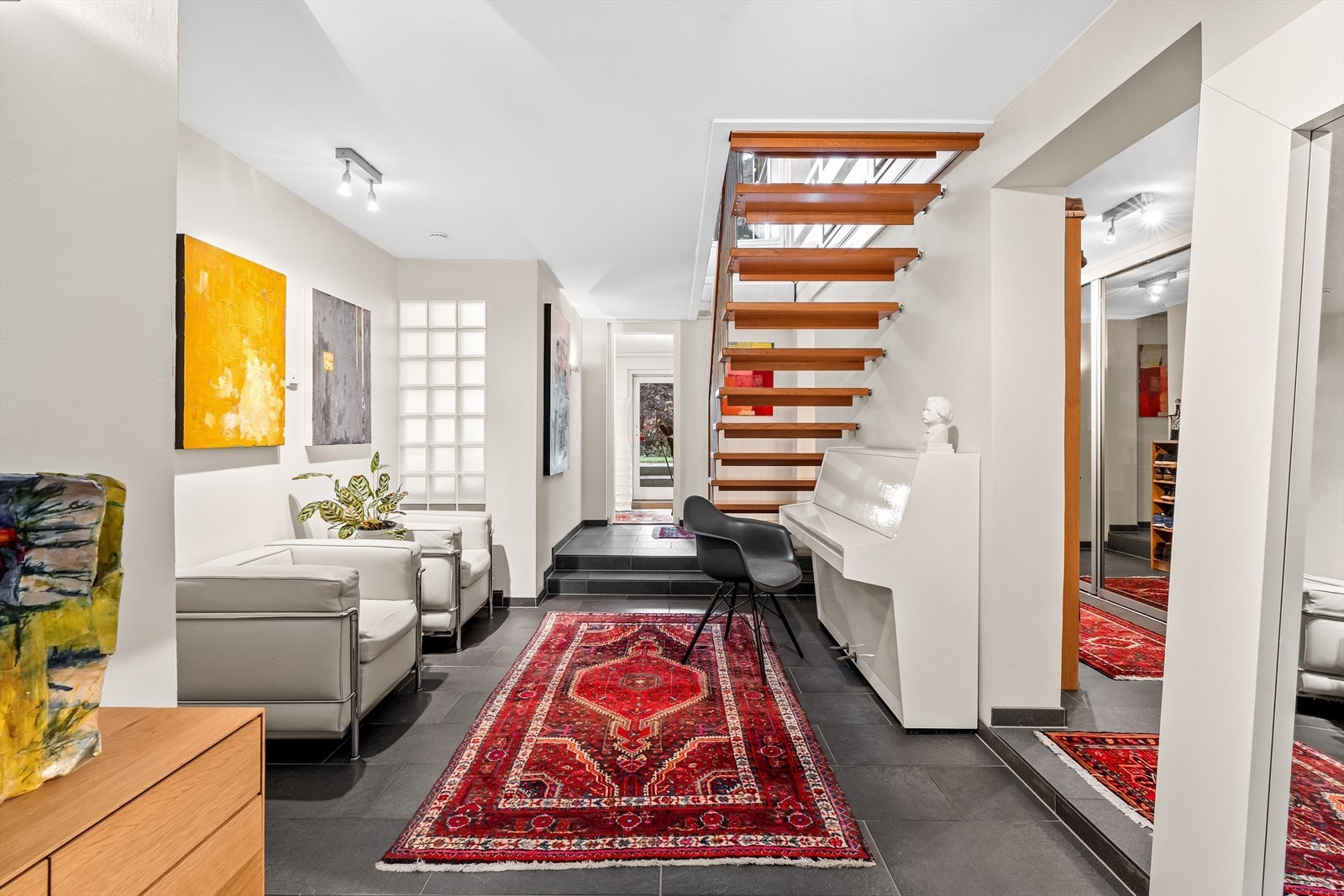 Flislagt gulv med gulvvarme i gang Galleribilde