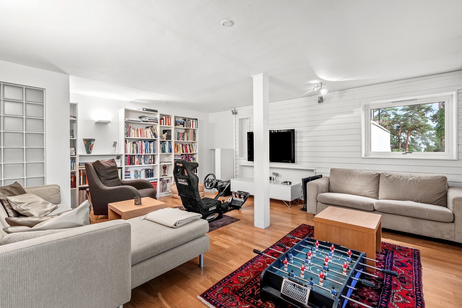 Romslig stue i underetasjen med flere bruksmuligheter Galleribilde