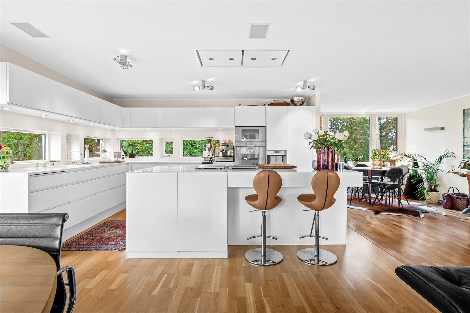 Flott og stort kjøkken med hvite fronter fra Boform Galleribilde