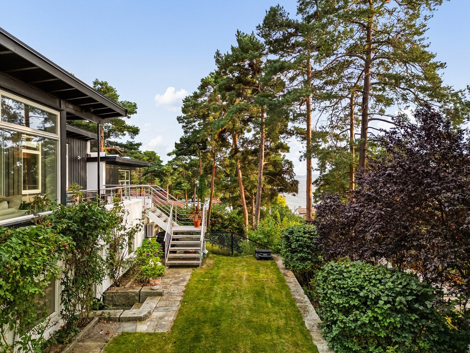 Eiendommen ligger flott til sydvest på Ulvøya Galleribilde