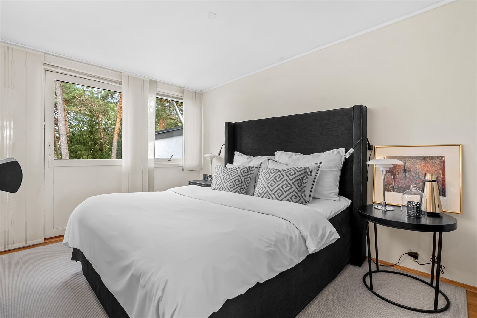 Mastersoverom med god plass til stor dobbeltseng med tilhørende nattbord Galleribilde