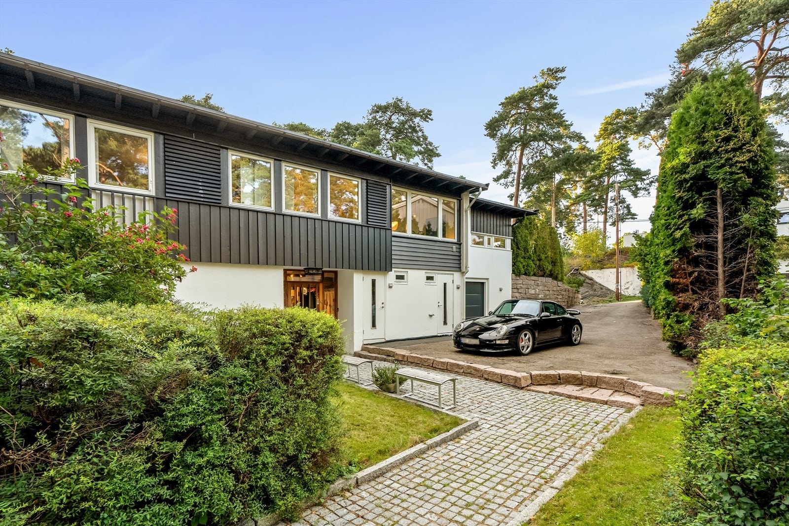 Boligen har en stor oppkjørsel med flere biloppstillingsplasser, samt garasje Galleribilde