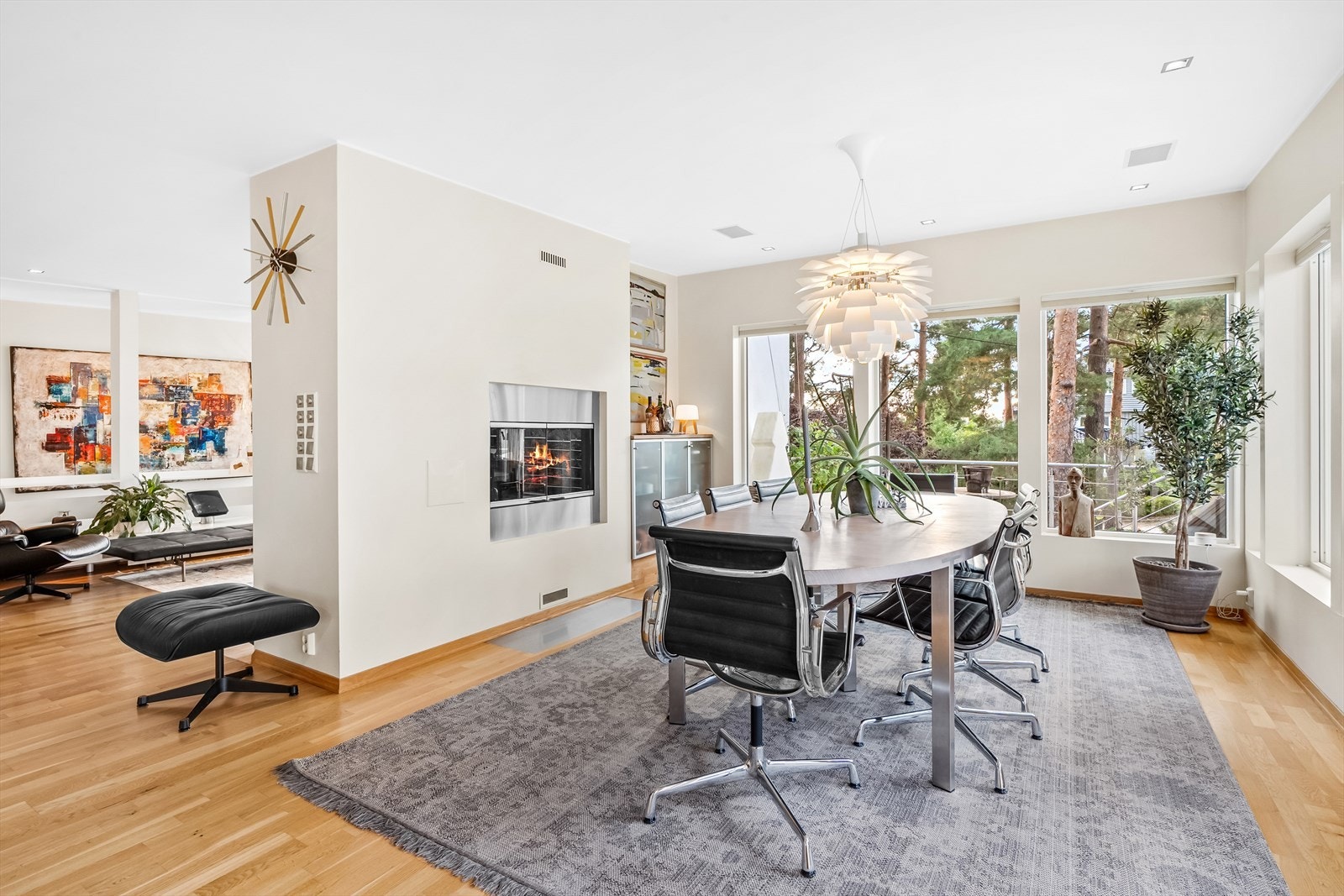 Spisestuen har god plass til et stort langbord Galleribilde