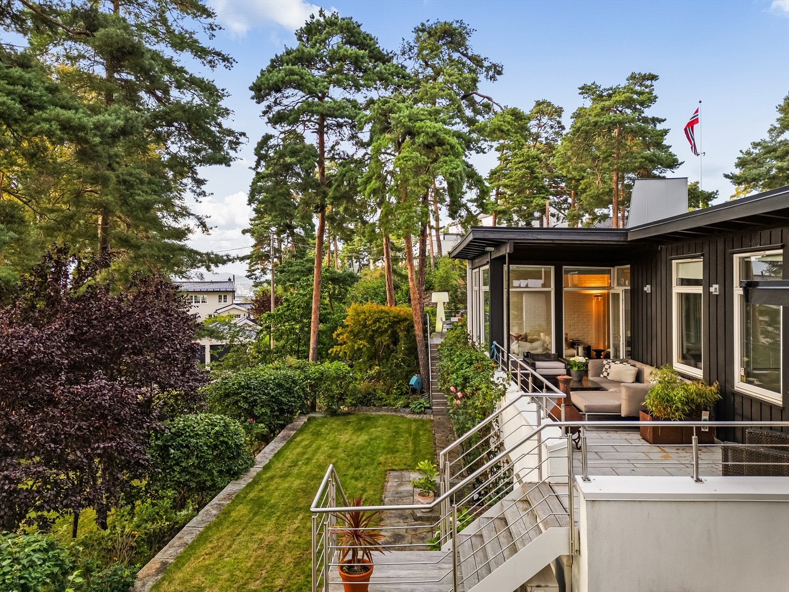 Verandaen har god plass til stort lounge-sett og beplanting Galleribilde