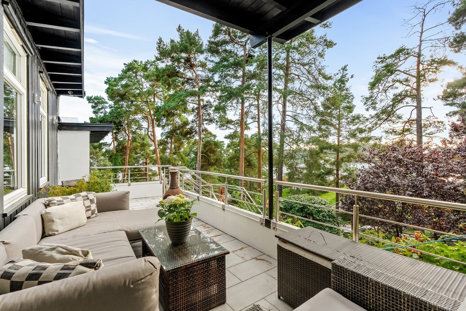 Boligen ligger fritt på et høydedrag - Utsikt mot fjorden Galleribilde