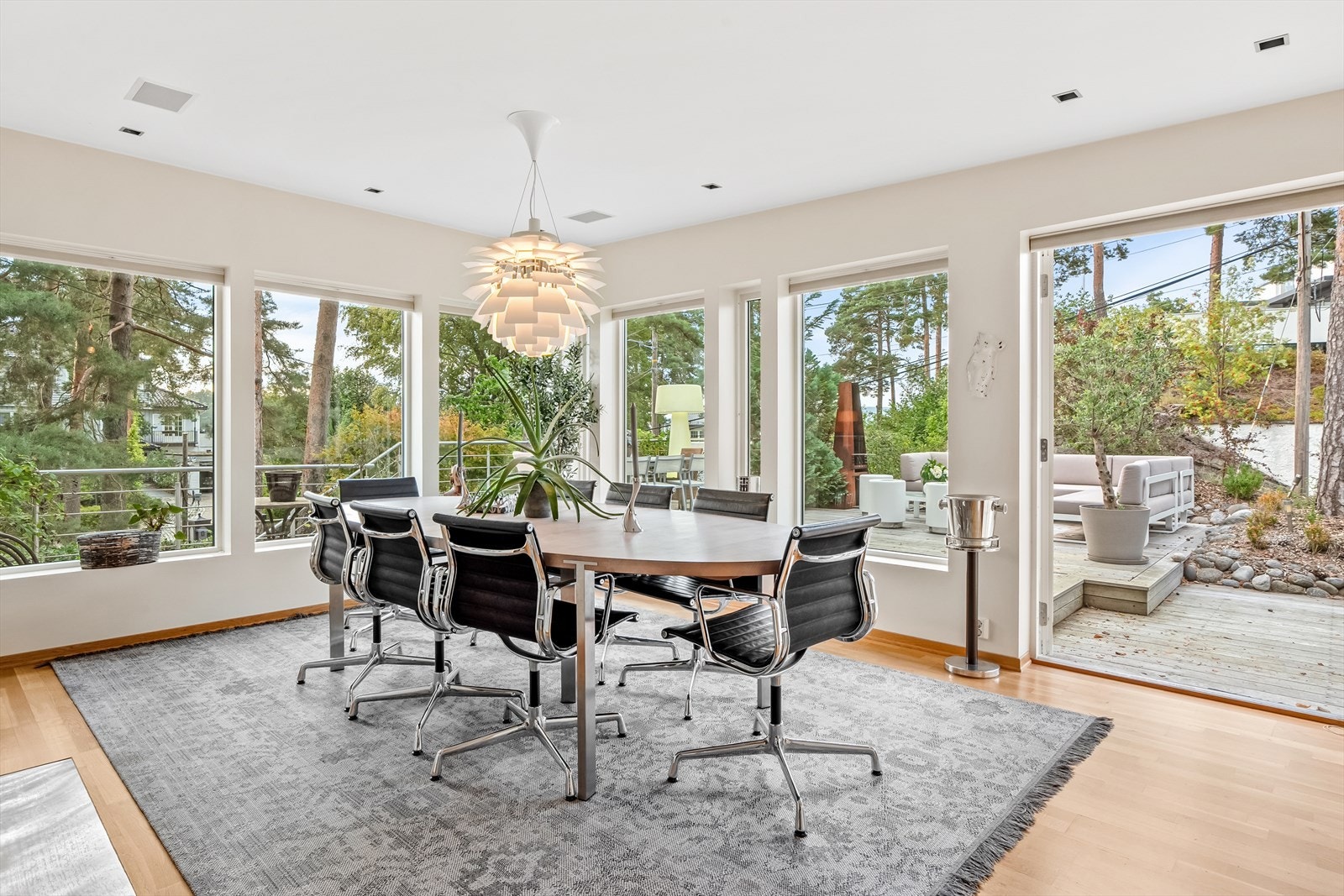 Flott spisestue i delvis adskilt løsning fra både stue og kjøkken Galleribilde