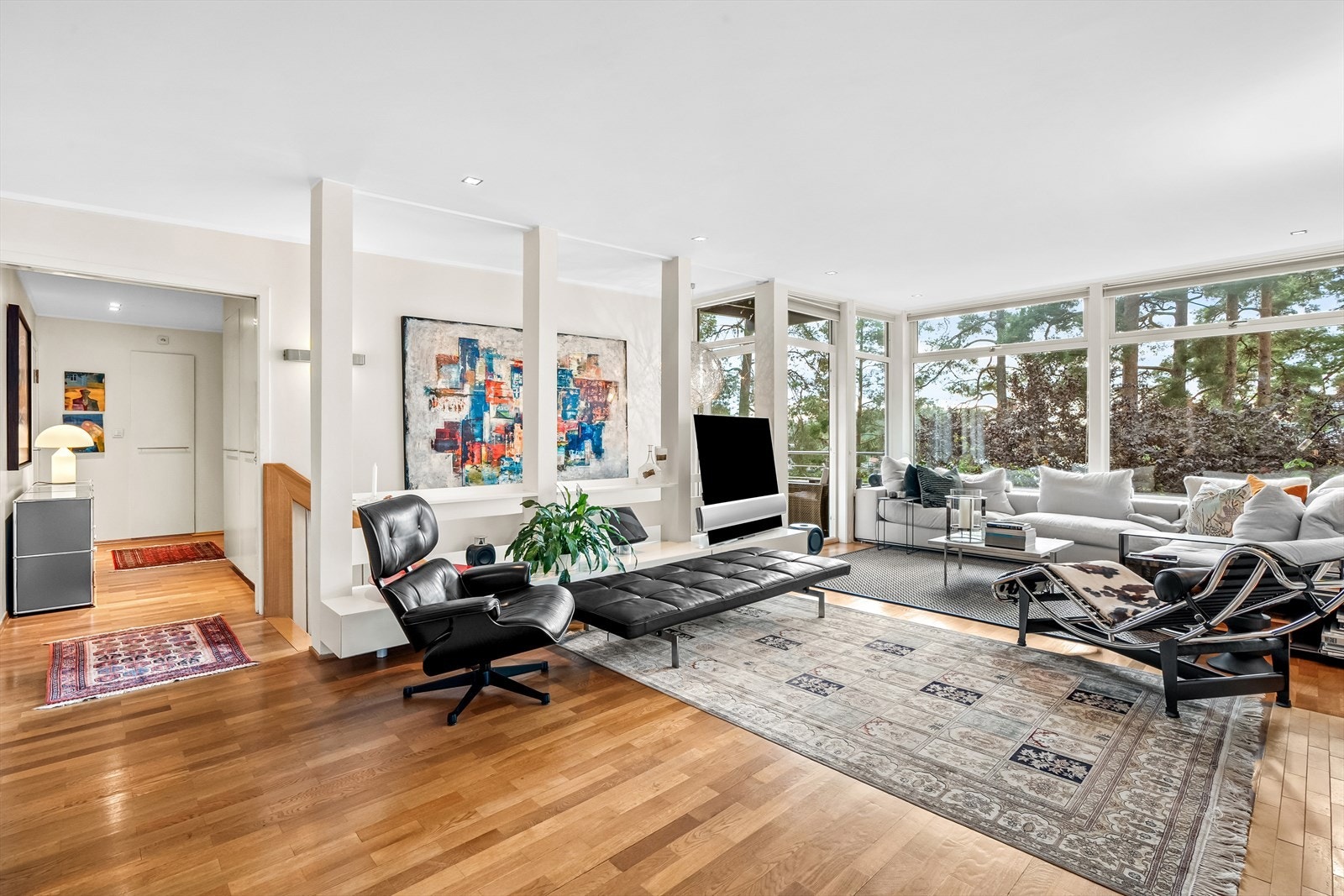 Stuen er lys og romslig og har store vindusflater med lysinnslipp fra flere vinkler Galleribilde