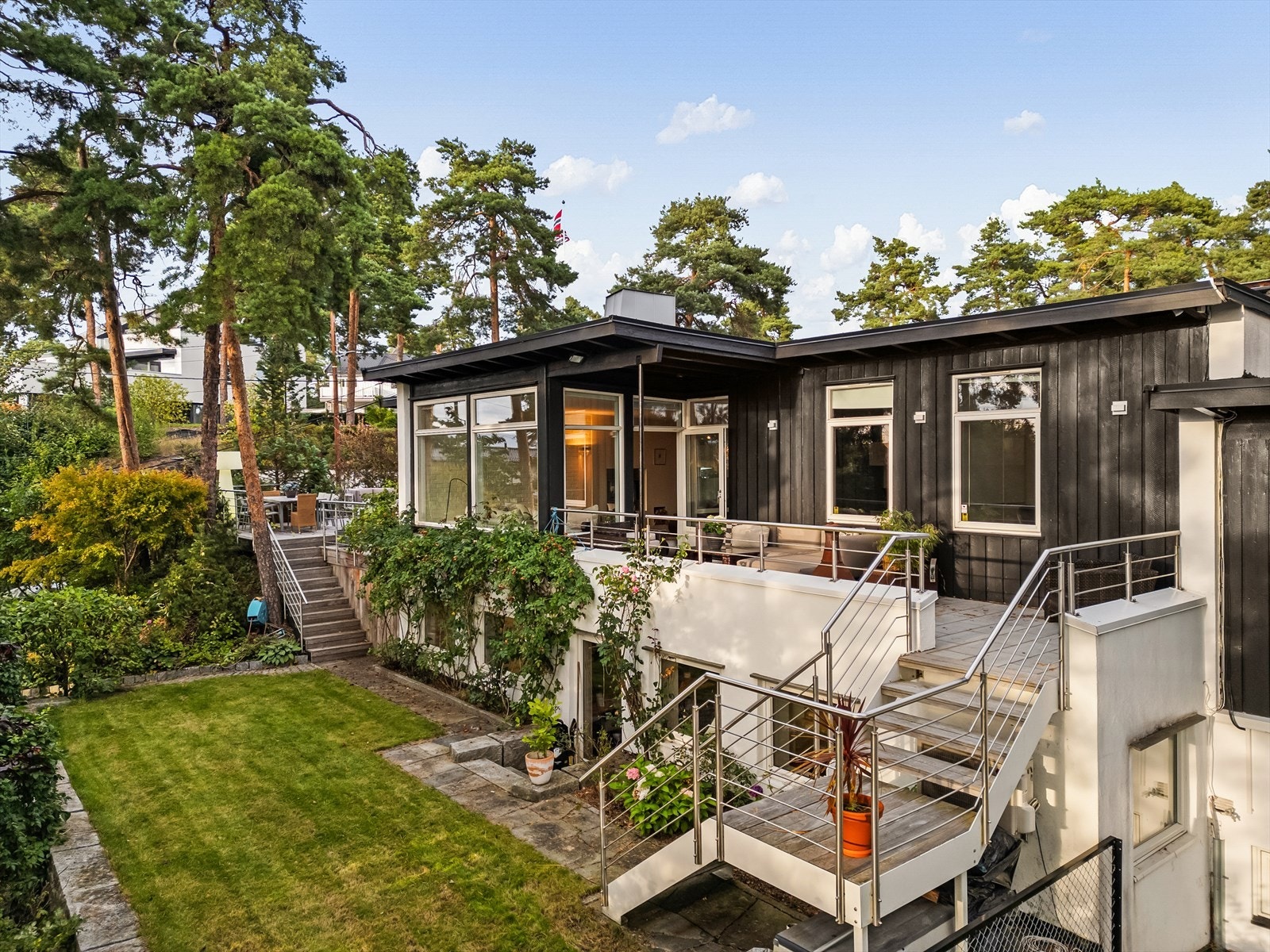 Svært pent opparbeidet tomt med flere solrike uteplasser Galleribilde