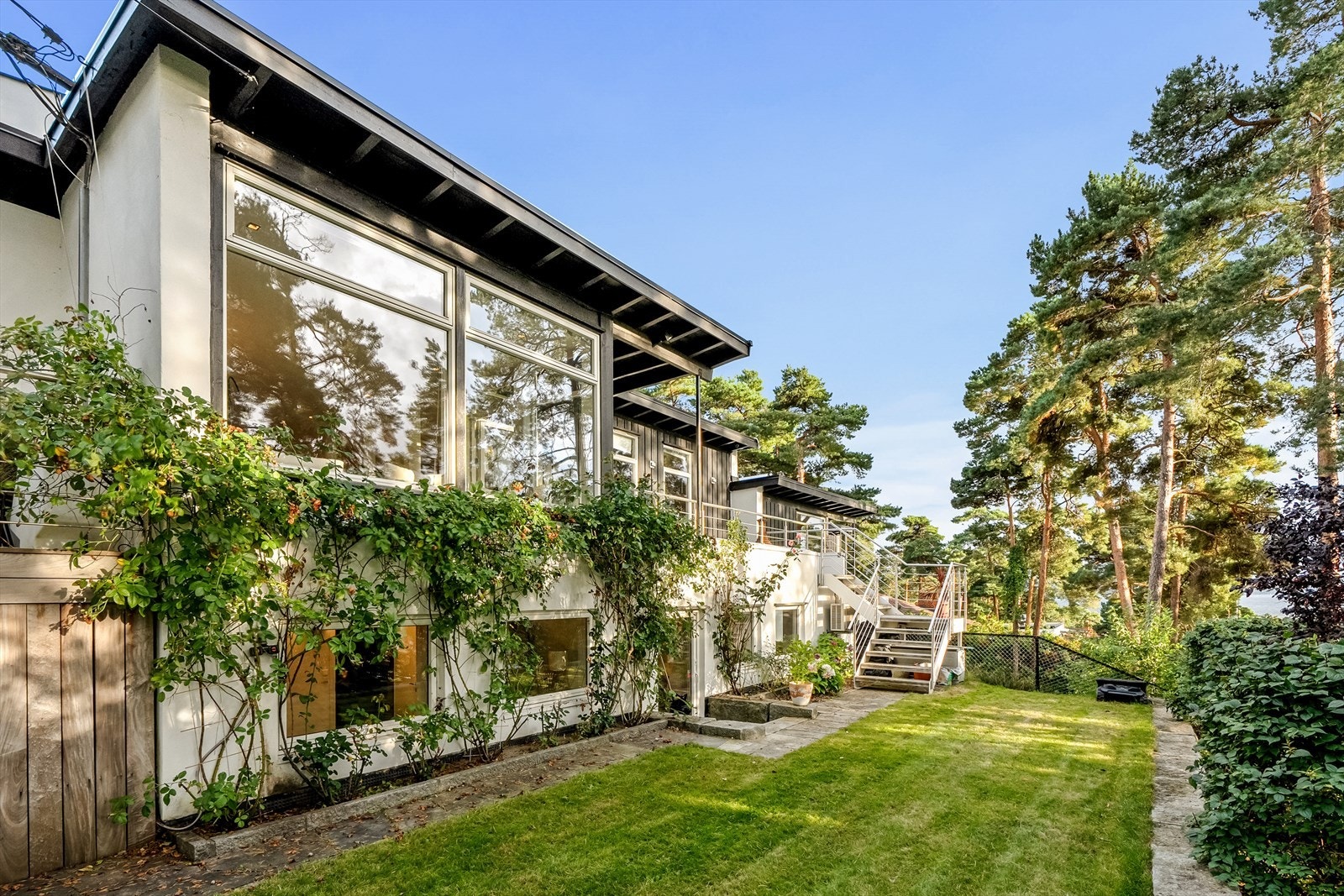 Eiendommen ligger tilbaketrukket i ettertraktede Måkeveien Galleribilde