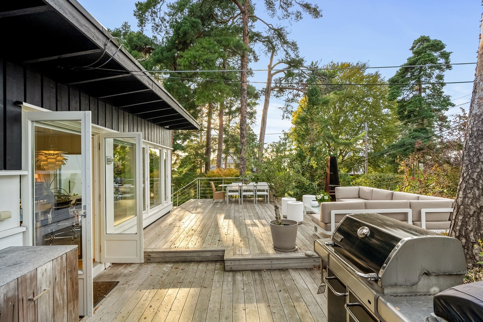 Stor terrasse med flere funksjonelle soner - Terrassen fungerer som en fin forlengelse av stue og kjøkken om sommeren Galleribilde