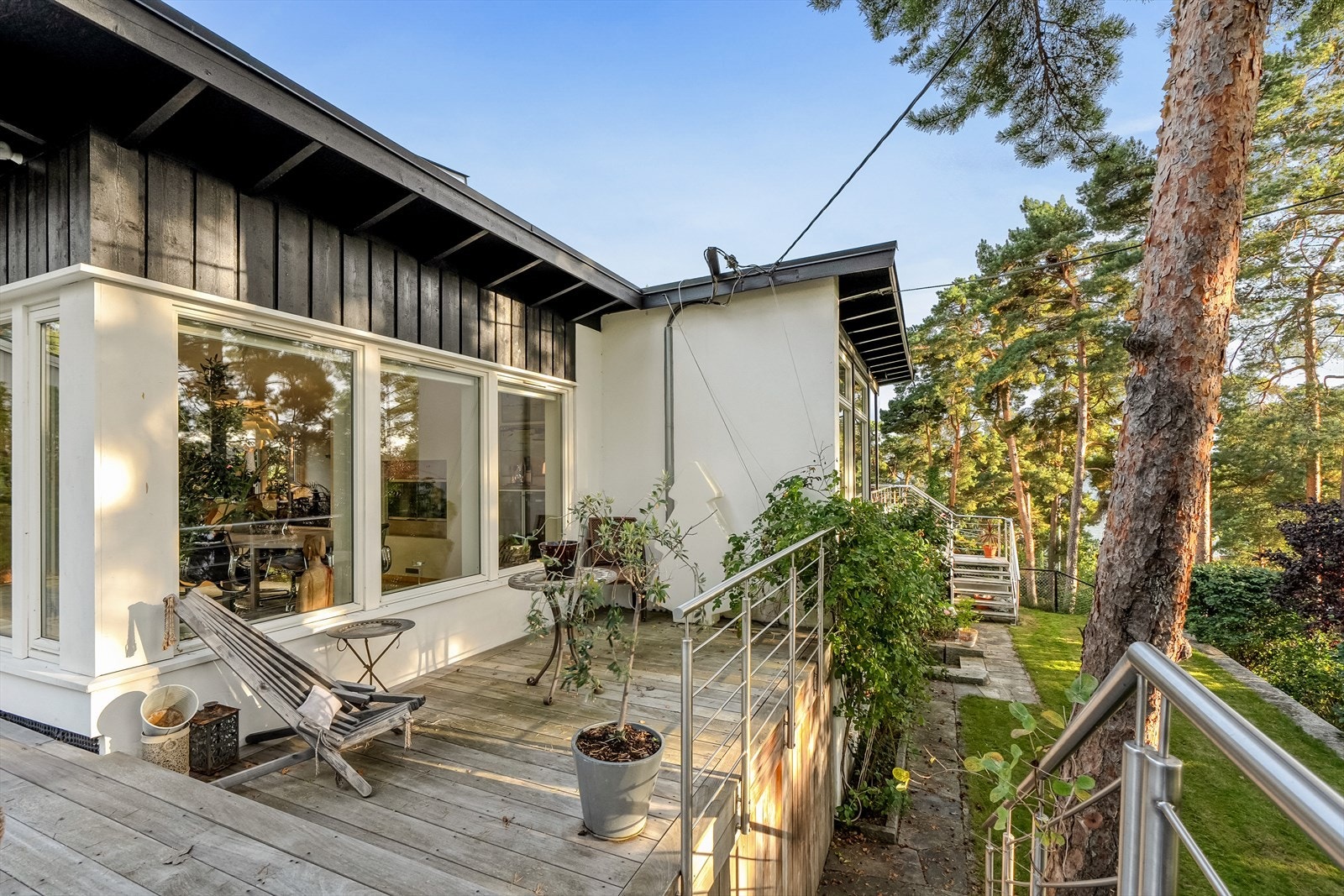 Store vindusflater slipper inn rikelig med naturlig lys Galleribilde