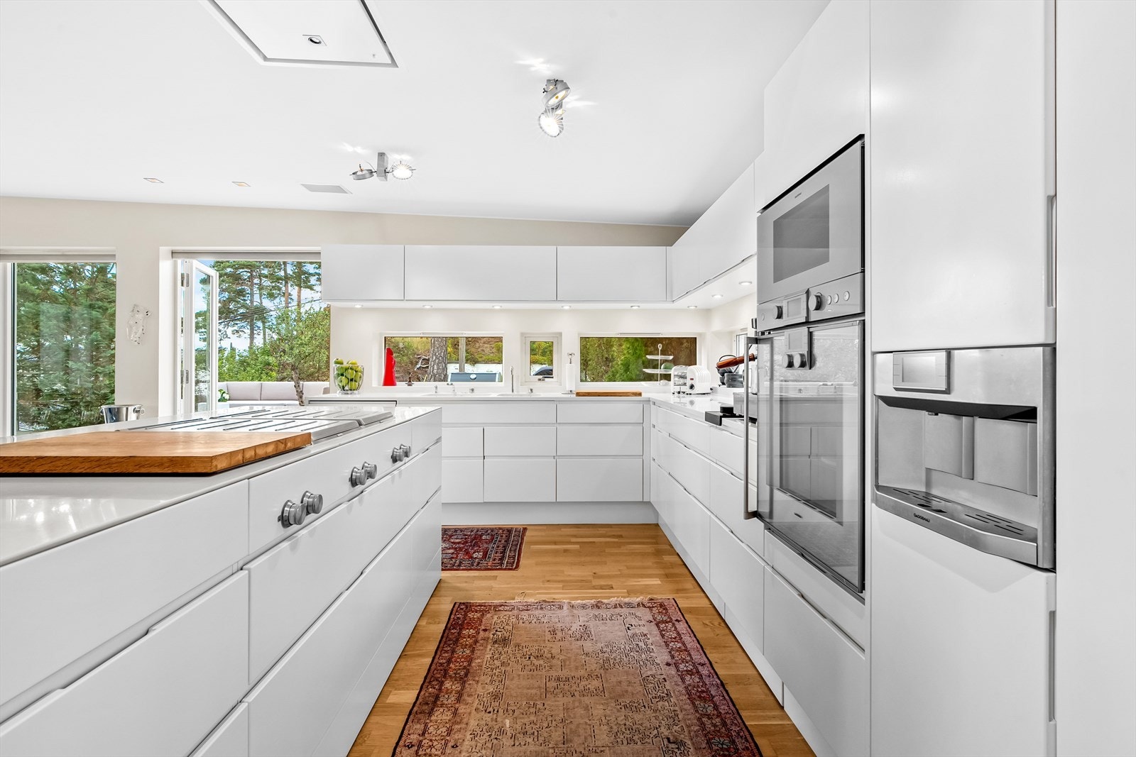 Kjøkkenet har rikelig med skap- og benkeplass Galleribilde