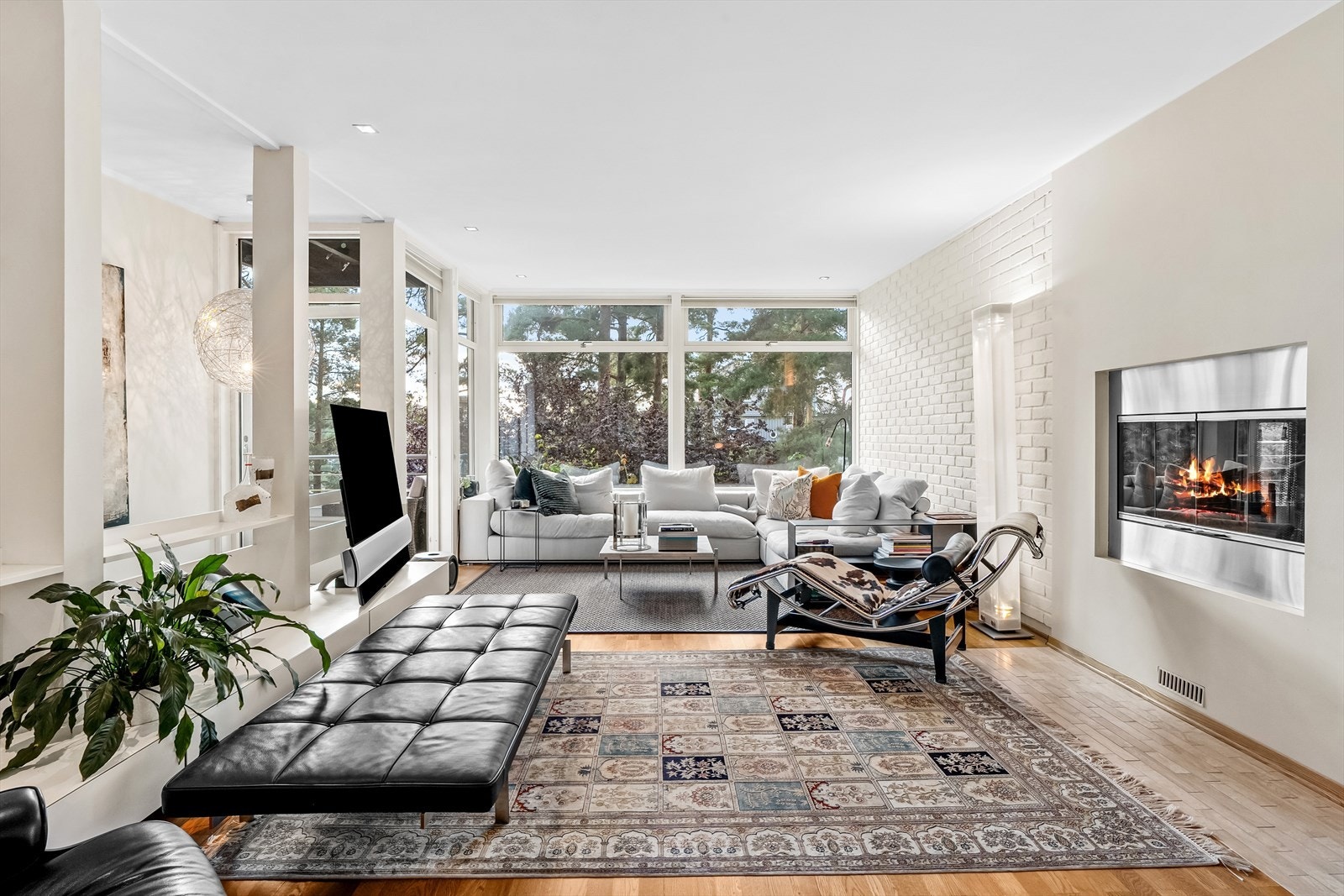 Lys og innbydende stue med god plass til sofa og mediemøblement Galleribilde