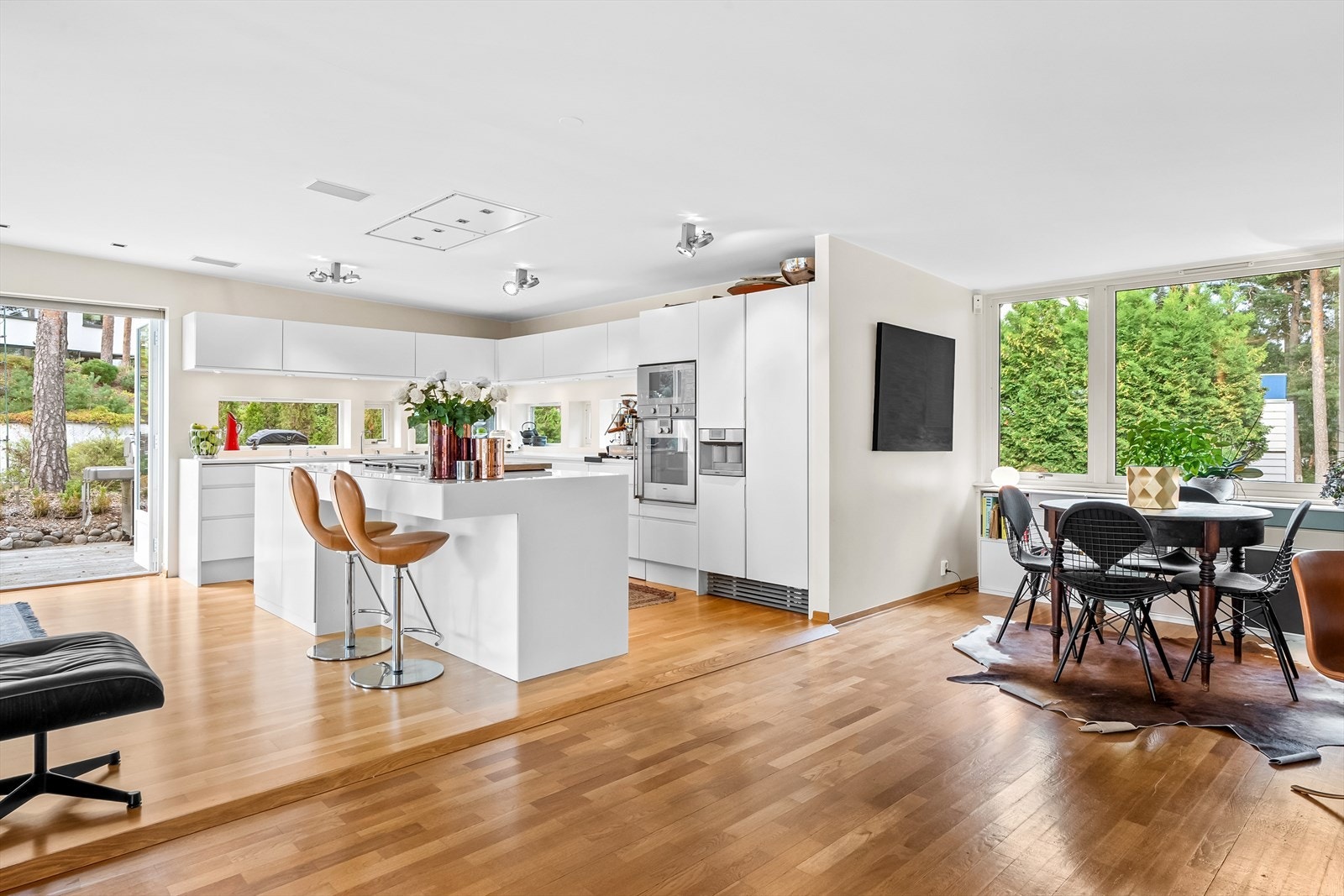 Boligen har et flott og sosialt oppholdsrom med stue og kjøkken i delvis åpen løsning Galleribilde