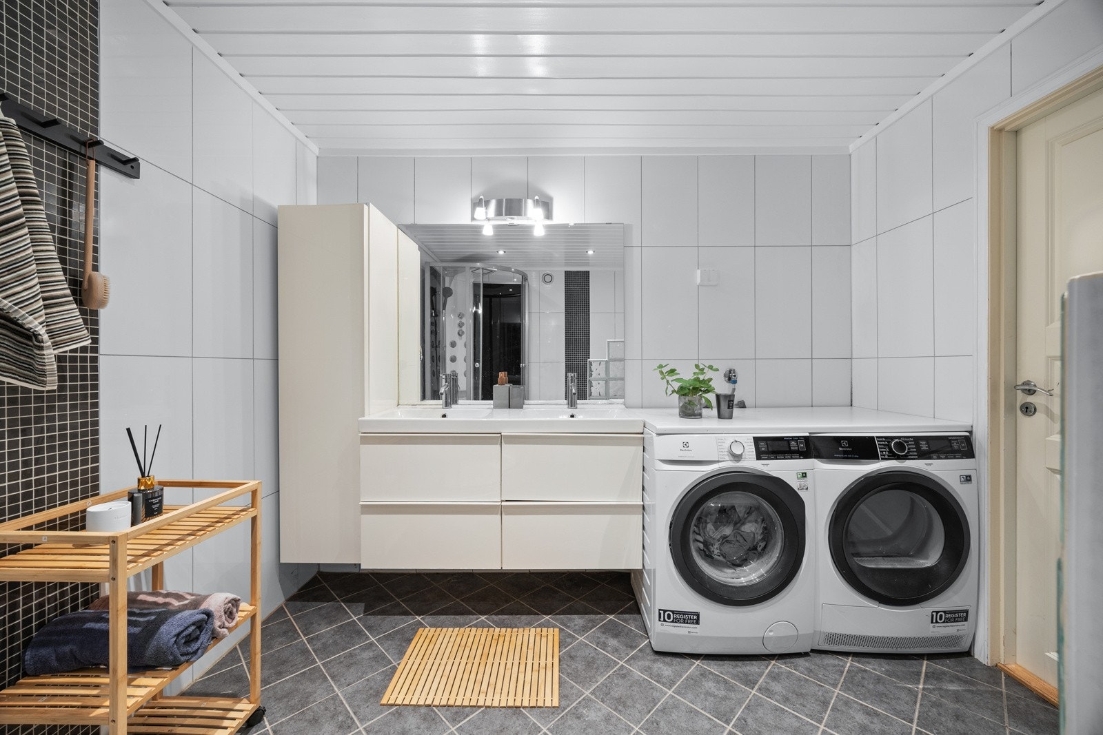 Badet har opplegg for vaskemaskin og tørketrommel Galleribilde