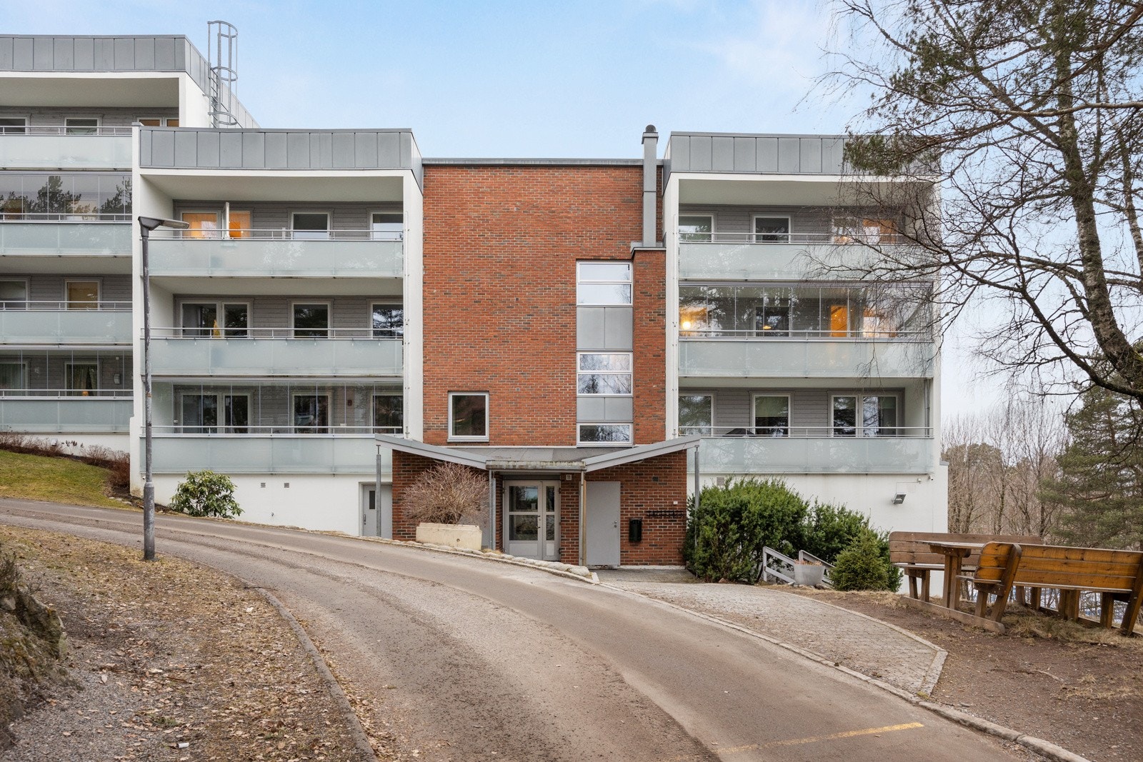 Leiligheten ligger i byggets 3. etasje Galleribilde