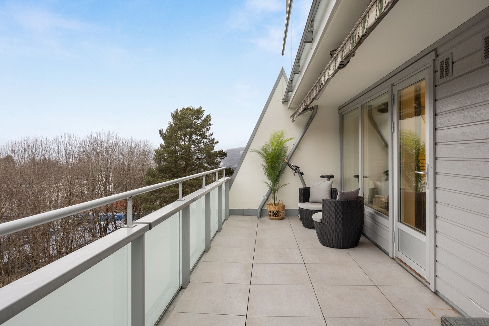 Balkongen er stor og innehar god plass til nødvendig utemøblement. Galleribilde