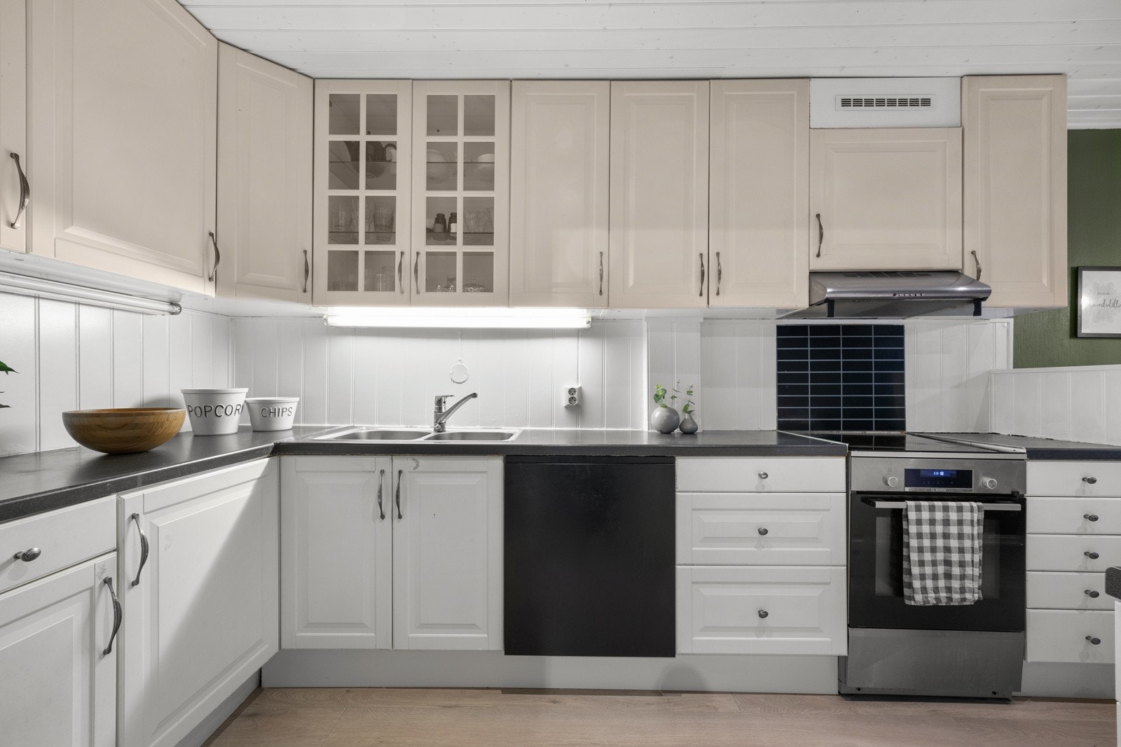 Kjøkkenet har god skap og benkeplass Galleribilde