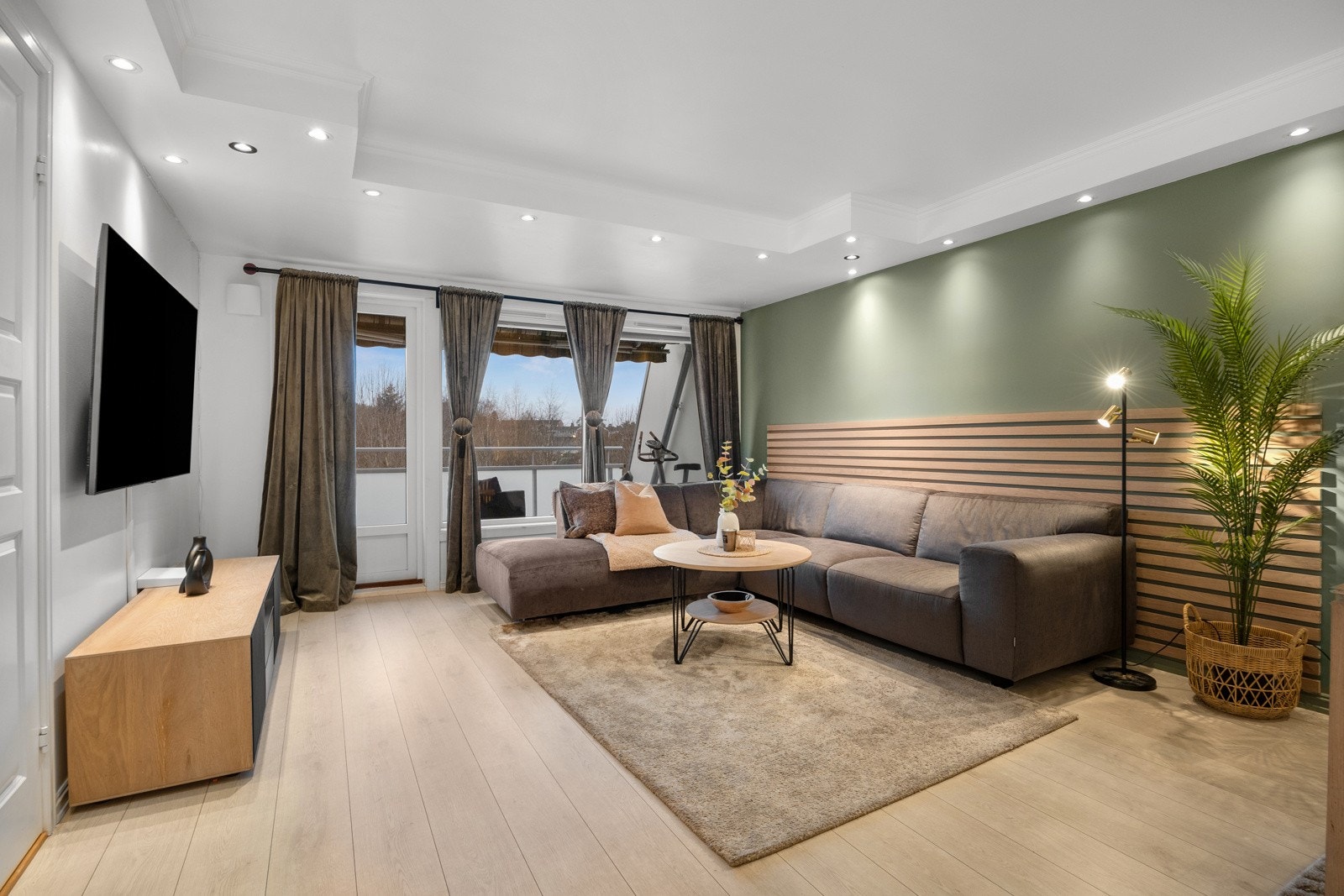 Leiligheten har stor stue med god plass til både sofa og spisegruppe Galleribilde