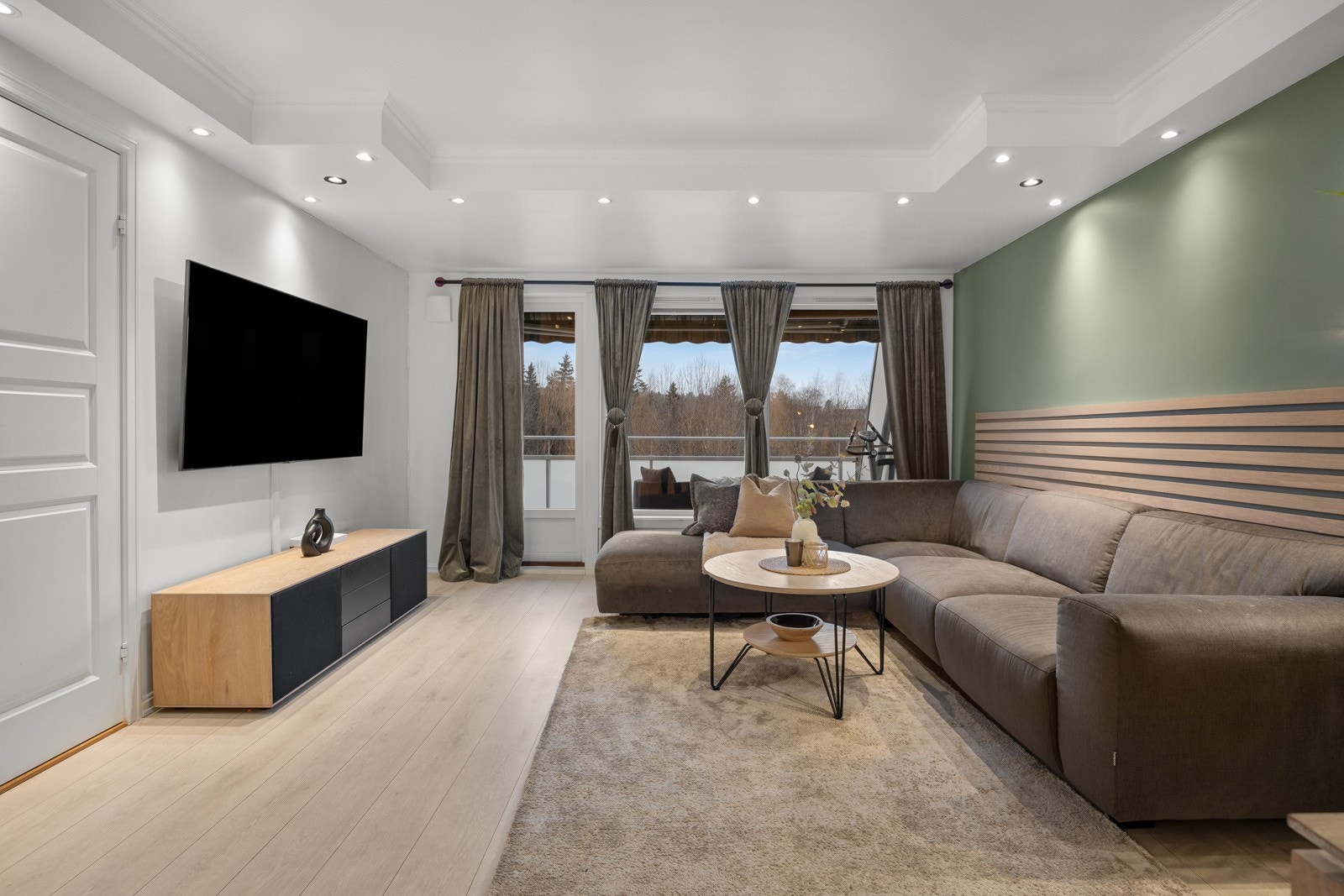 Store vindusflater som slipper inn rikelig med nødvendig sollys Galleribilde