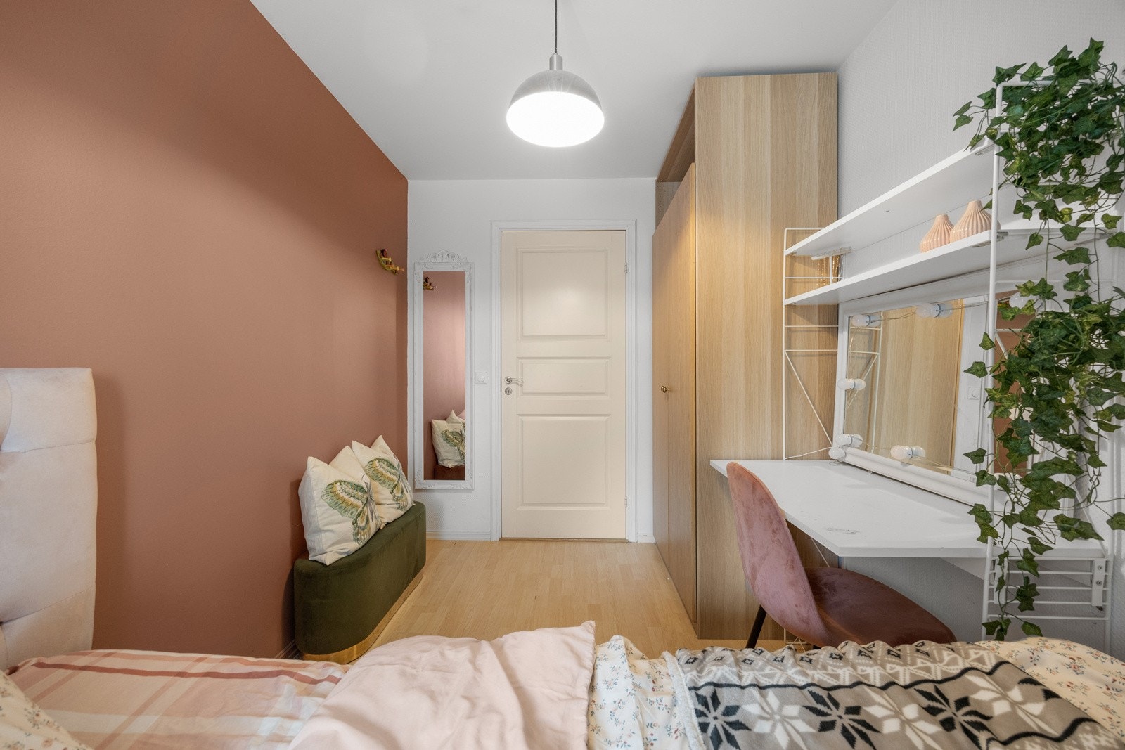 Her har man også plass til seng, skap, og evt. skrivebord/sminkebord. Passer utmerket som barnerom Galleribilde