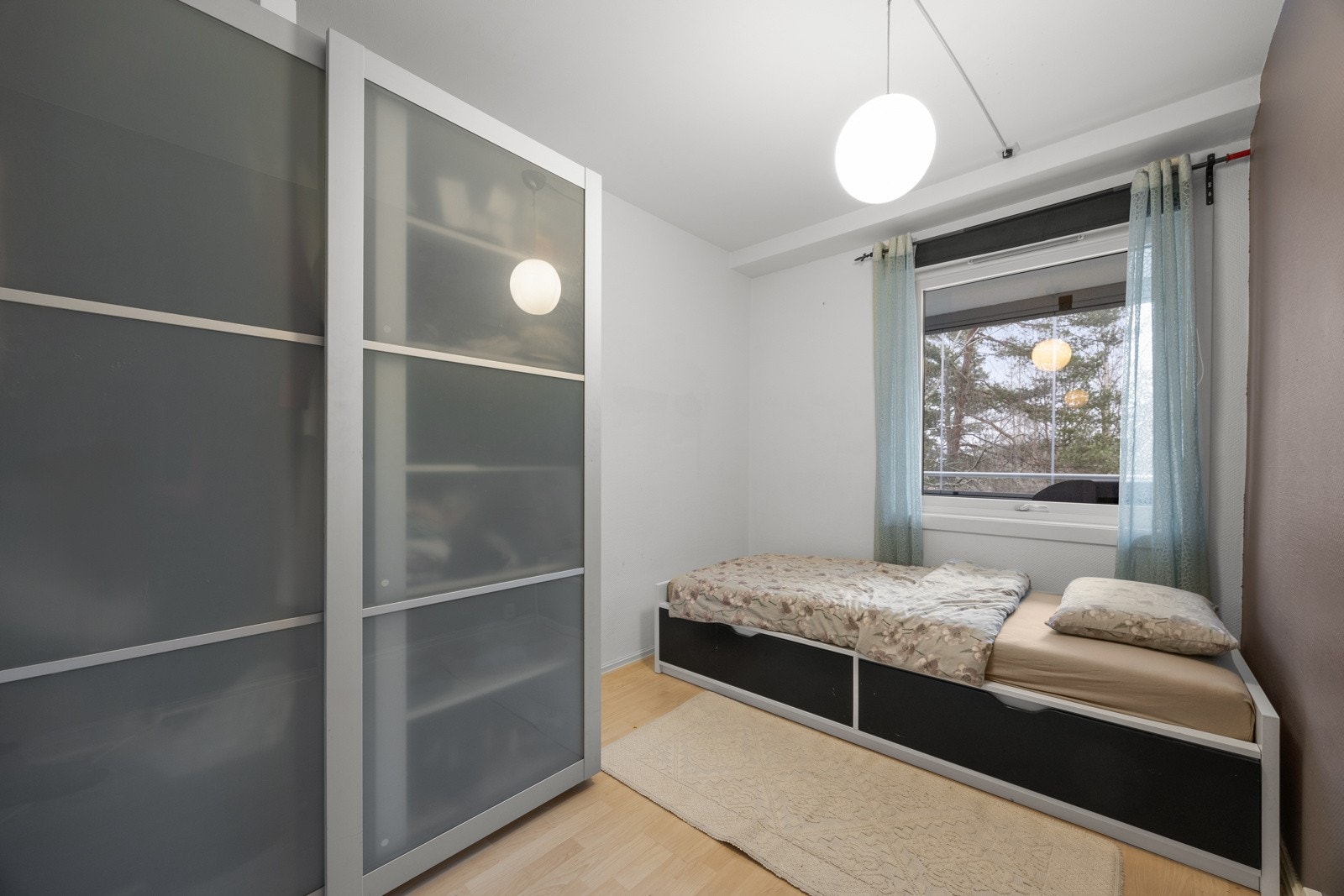 Soverom 3 som også er av god størrelse, har kan man innrede etter smak, behag og behov. Gjesterom eller ekstra soverom? Galleribilde