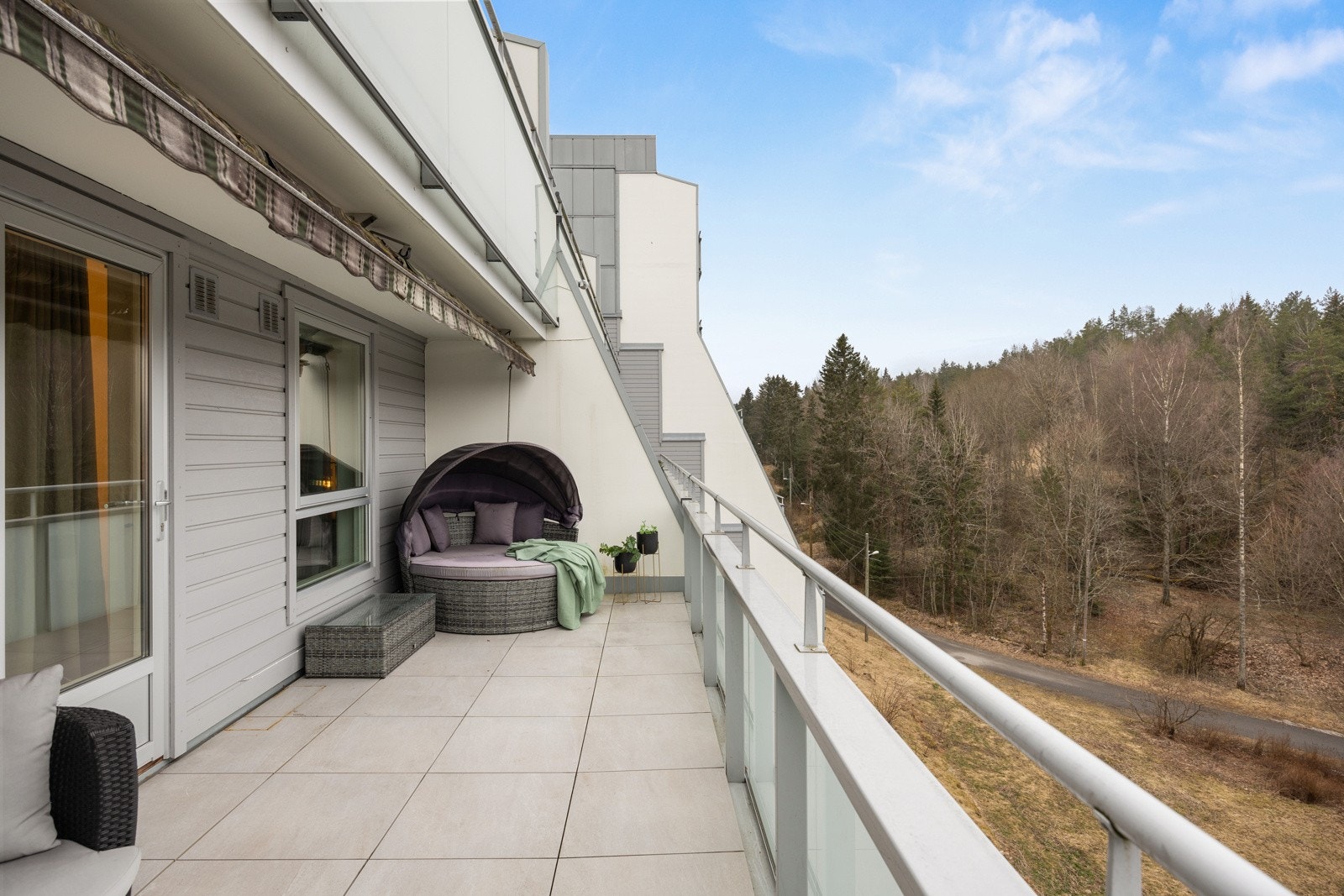 Skjermet balkong med gode solforhold Galleribilde