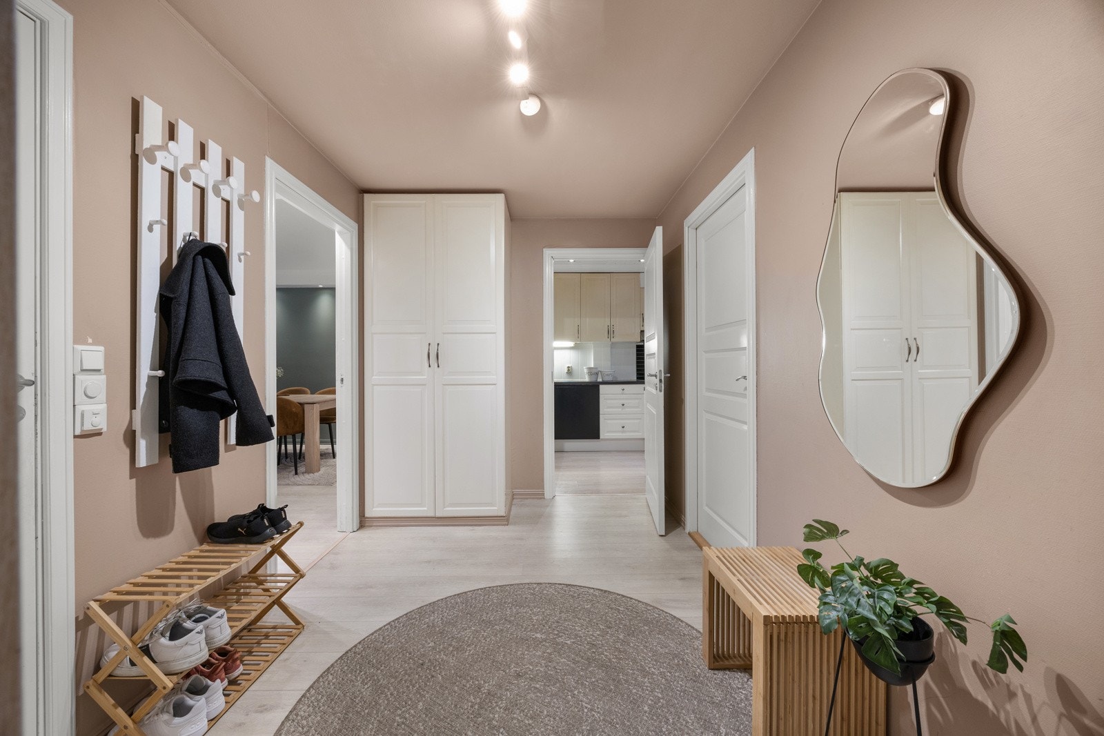 Romslig entre med god plass til å henge fra seg yttertøy og legge fra skoene på hylla Galleribilde