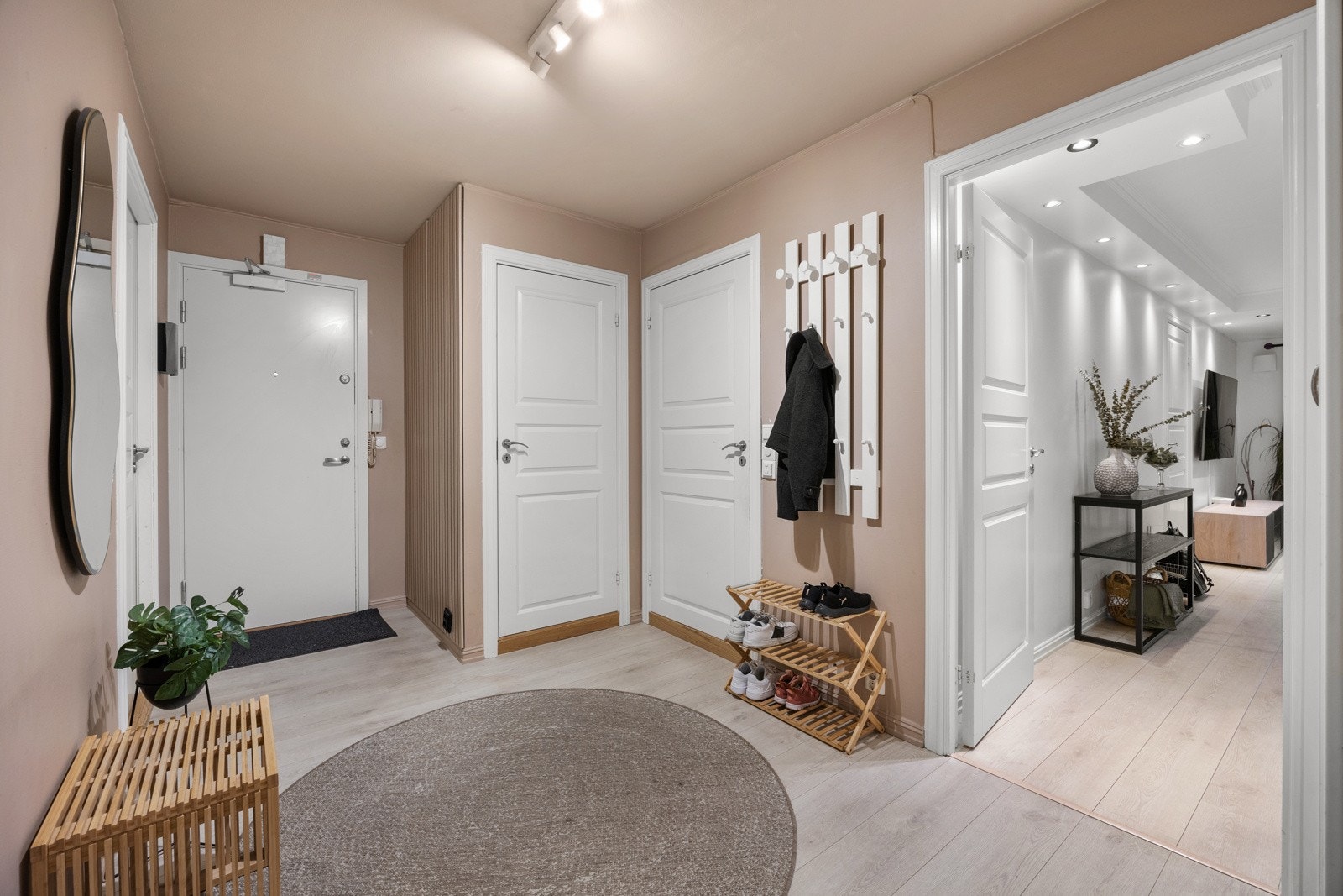 Entreen blir som et knutepunkt i leiligheten som binder sammen to soverom, kjøkken, bad og stue Galleribilde