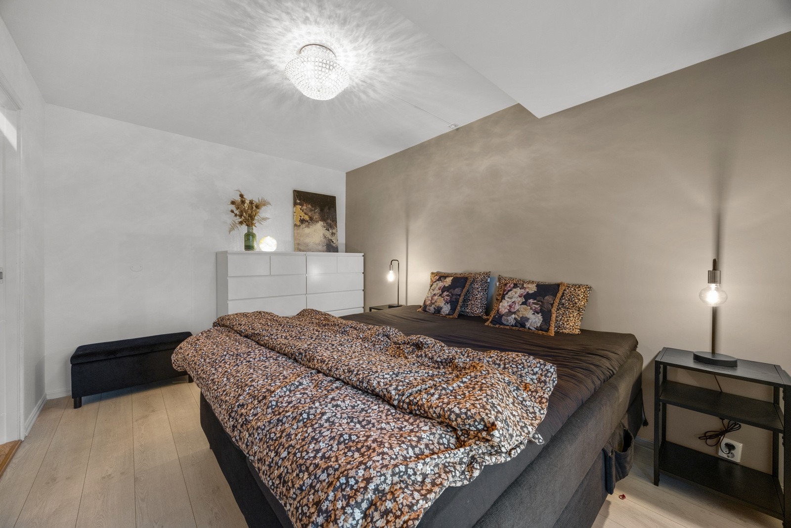 Soverommet er av god størrelse og innehar god plass til dobbeltseng, nattbord og garderobeskap Galleribilde