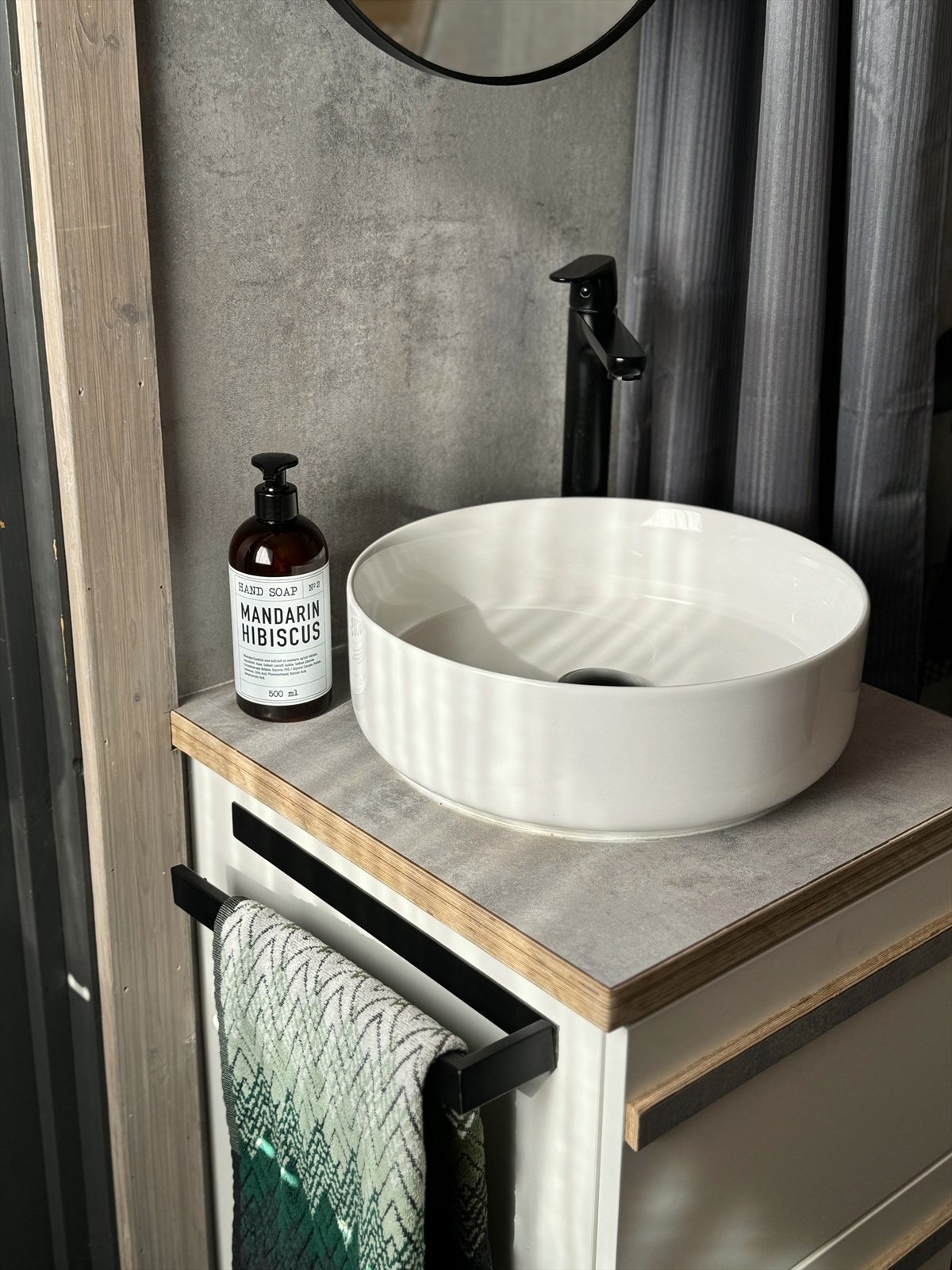 Badet fremstår som et delikat bad. Oppvarming med panelovn. Galleribilde