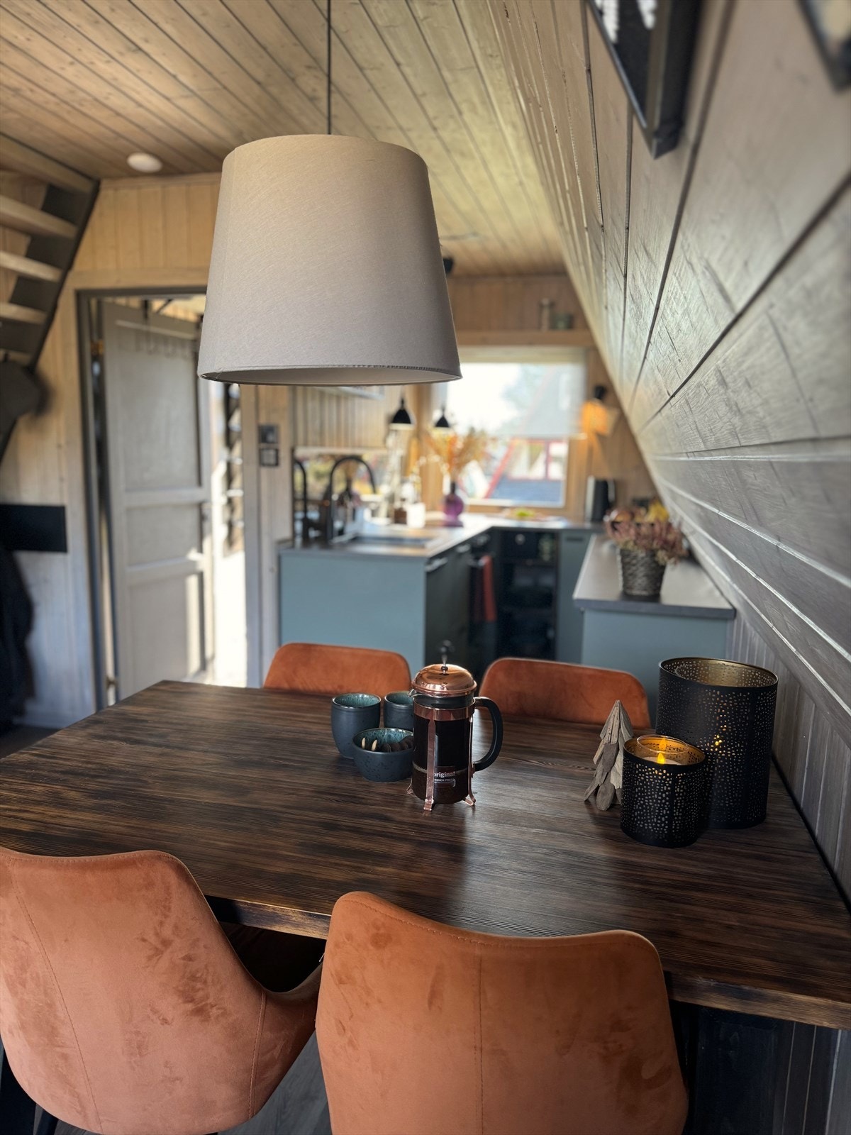 Hyggelig spiseplass i tilknytning til kjøkkenet. Galleribilde