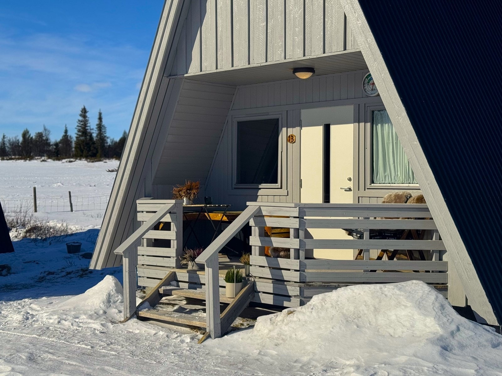 Hyggelig overbygd inngangsparti med terrasse på ca. 8 m2. Galleribilde