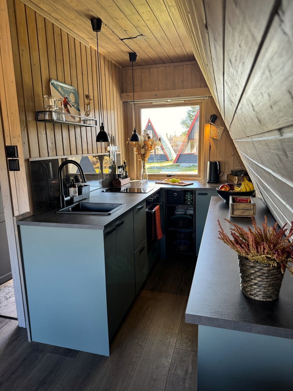 Kjøkkeninnredningen har glatte fronter, malt i en tidsriktig farge, og benkeplate av laminat. Galleribilde